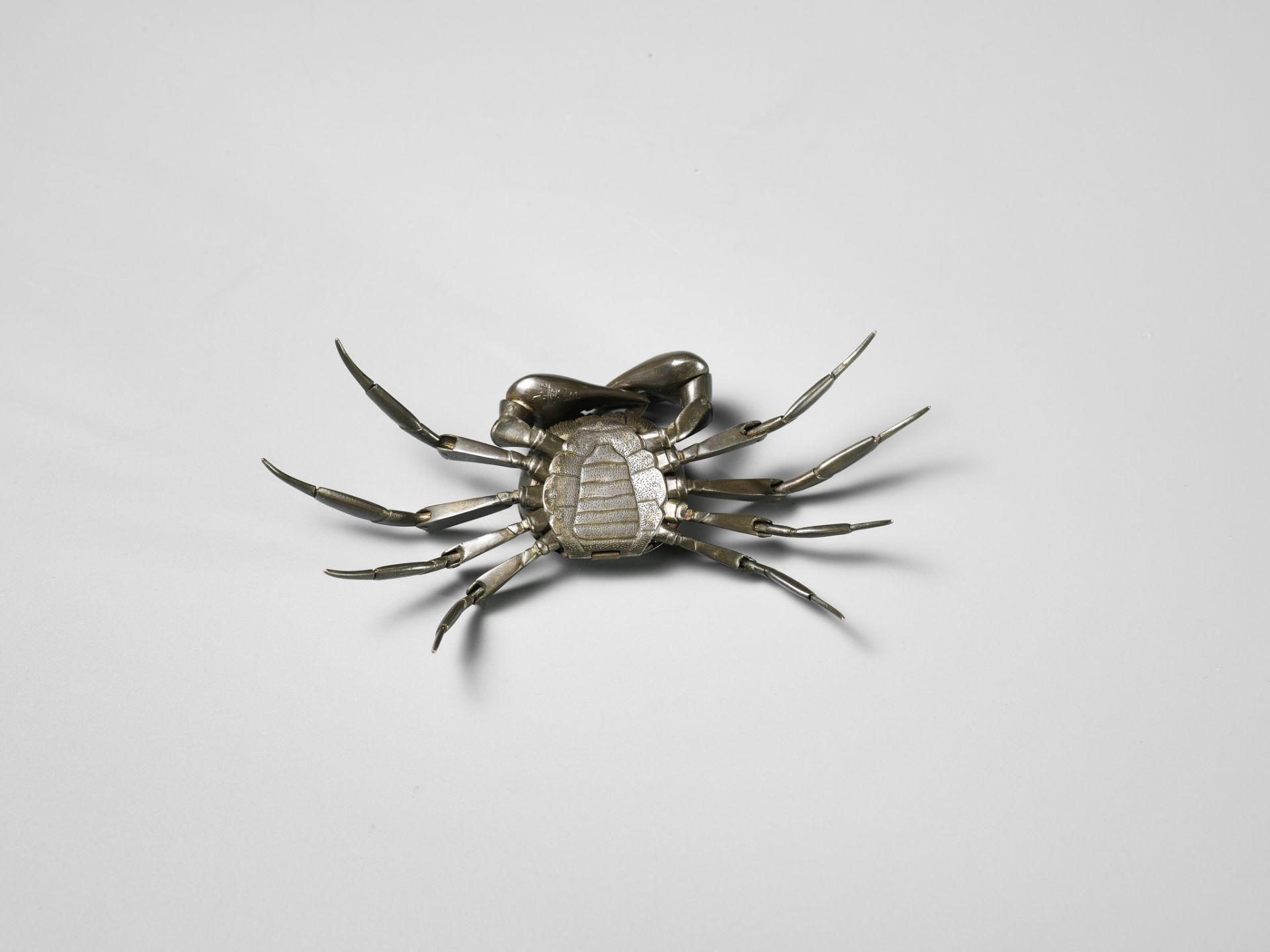 MYOCHIN MUNEYOSHI: A RARE SHIBUICHI ARTICULATED JIZAI HAKO (BOX) OKIMONO OF A CRAB - Image 10 of 11