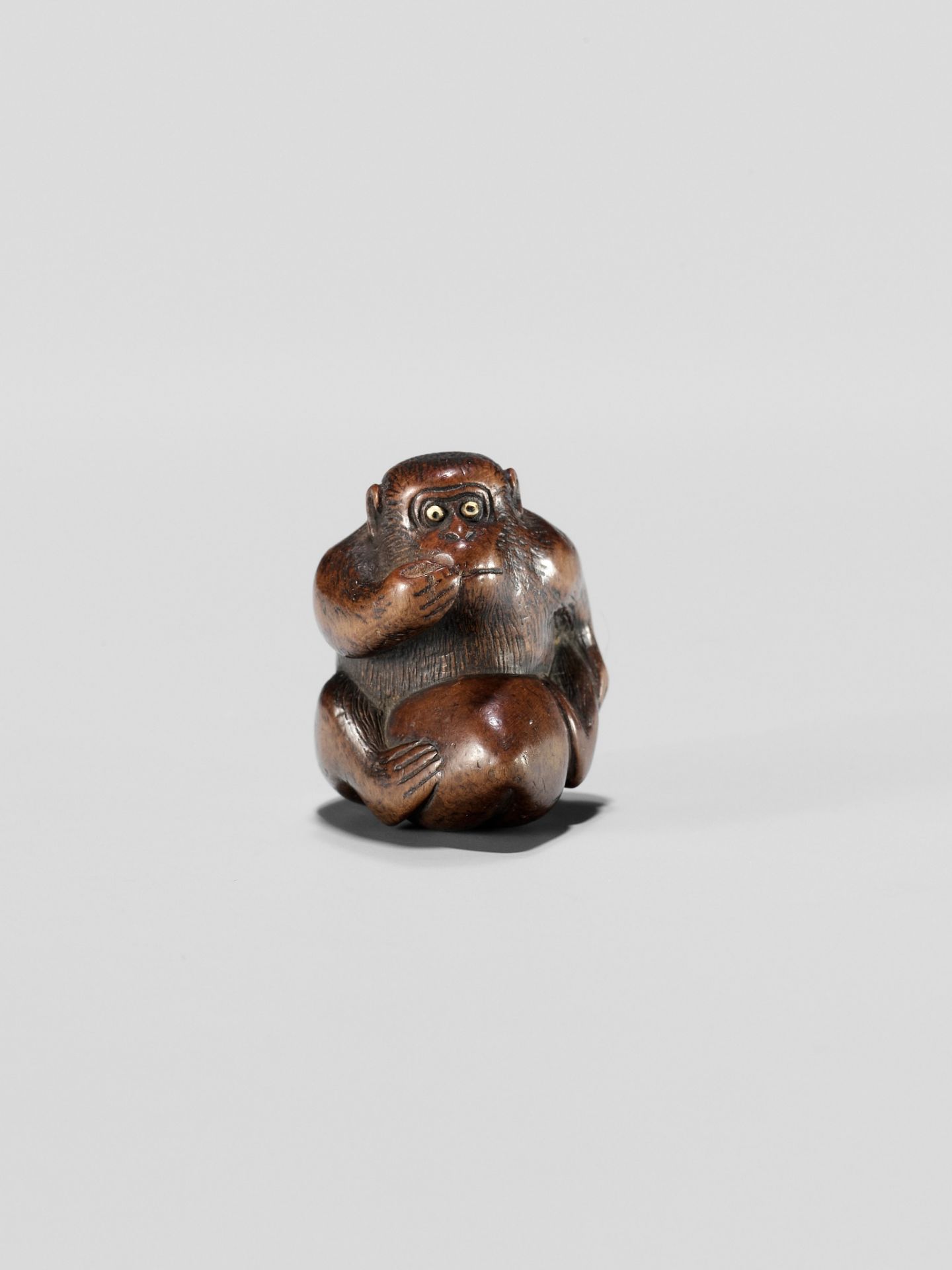 A WOOD NETSUKE OF A MONKEY EATING A PEACH, ATTRIBUTED TO MIWA - Image 3 of 12