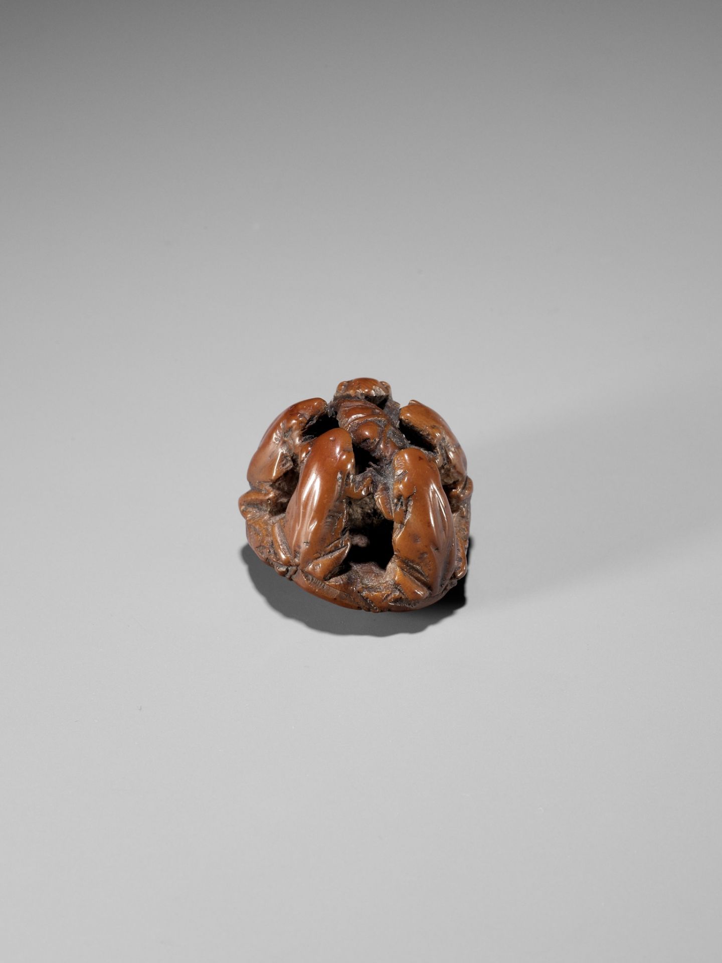 A RARE NUT NETSUKE OF FIVE FROGS ON A LOTUS LEAF, ATTRIBUTED TO SEIMIN - Image 7 of 9