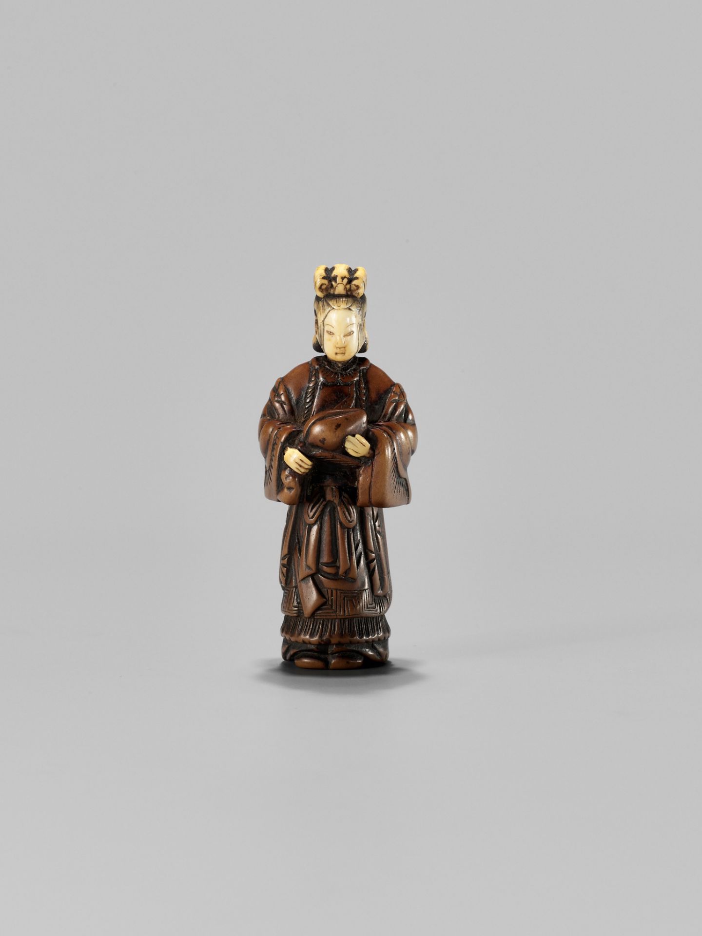 AN INLAID WOOD NETSUKE OF SEIOBO WITH THE PEACH OF IMMORTALITY - Image 2 of 8