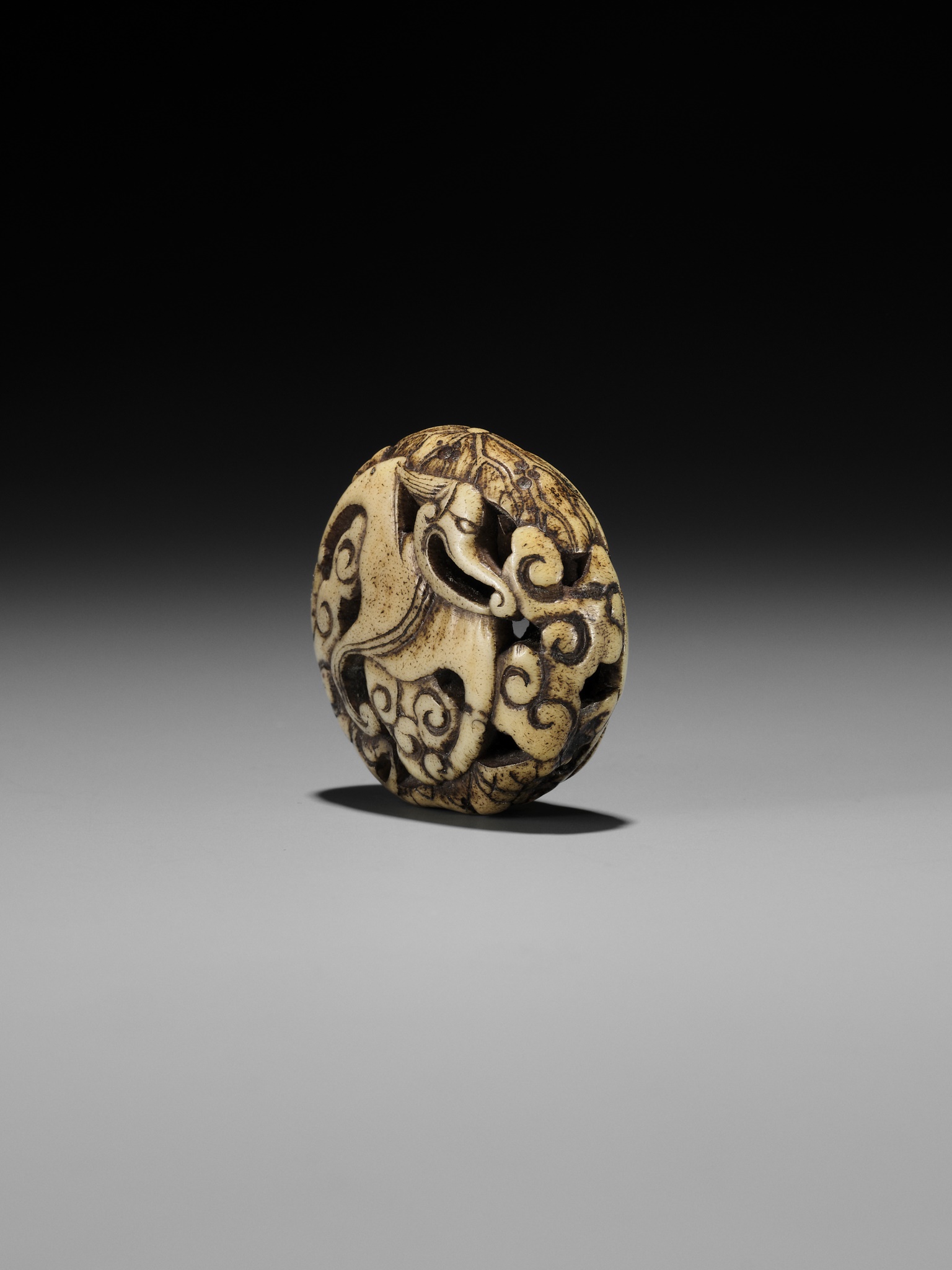 A RARE STAG ANTLER RYUSA MANJU NETSUKE OF A STYLIZED 'BAT' DRAGON - Image 4 of 10