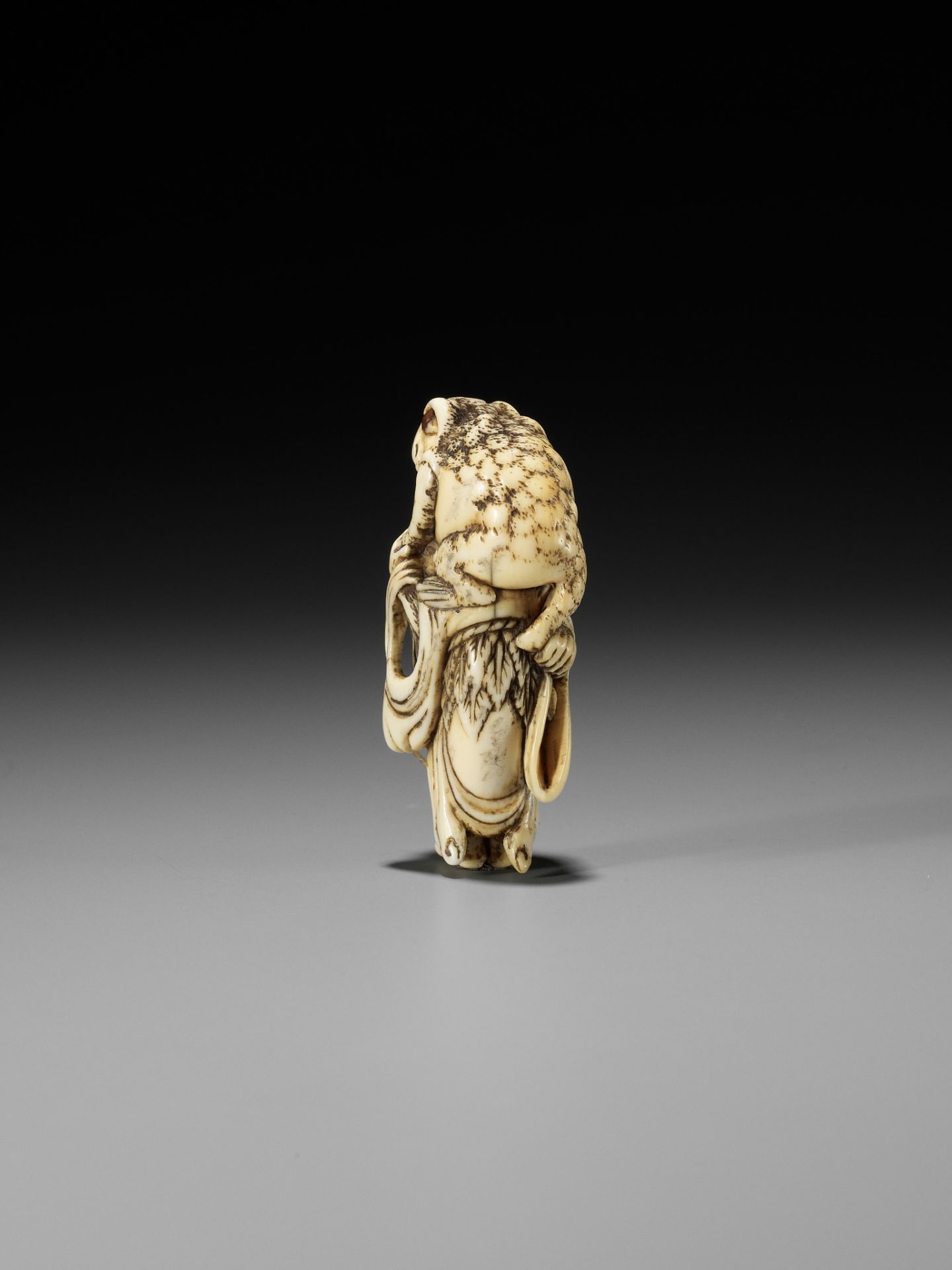 AN AMUSING IVORY NETSUKE OF GAMA SENNIN ATTRIBUTED TO MASAKAZU - Image 6 of 11