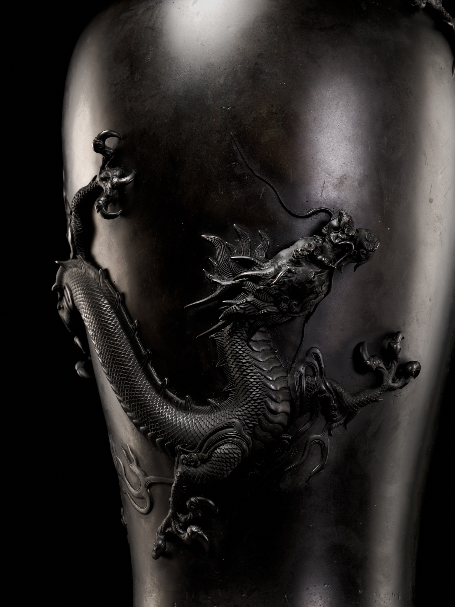 A MASSIVE BRONZE VASE WITH DRAGONS - Image 10 of 12