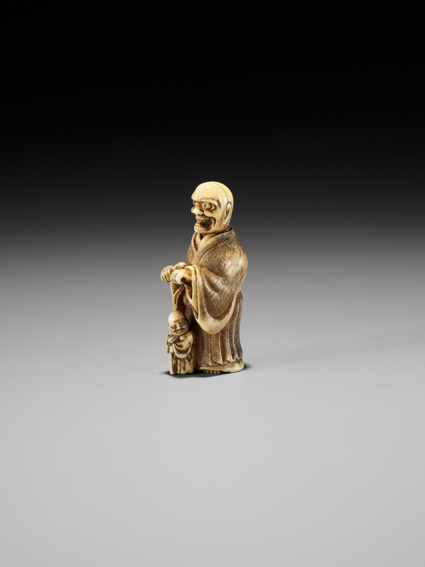 SHURAKU: A RARE IVORY NETSUKE OF A ROKUROKUBI SCARING A BLIND MAN - Bild 3 aus 14