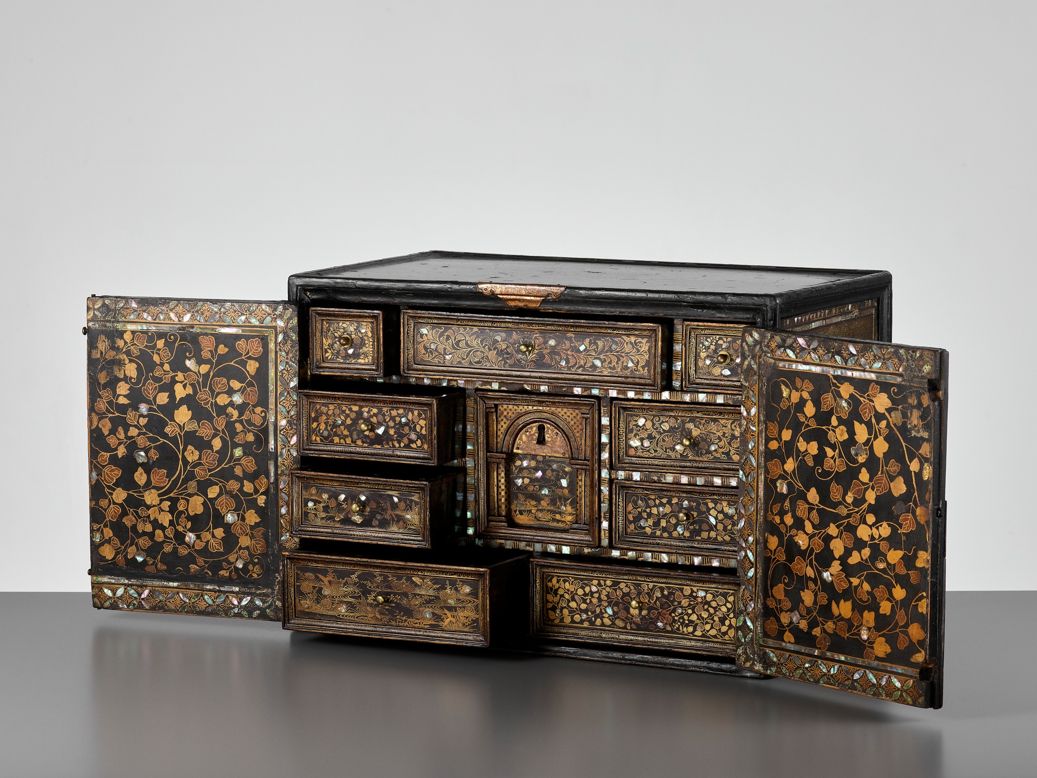 A RARE SHELL-INLAID NANBAN LACQUER CABINET - Image 7 of 14