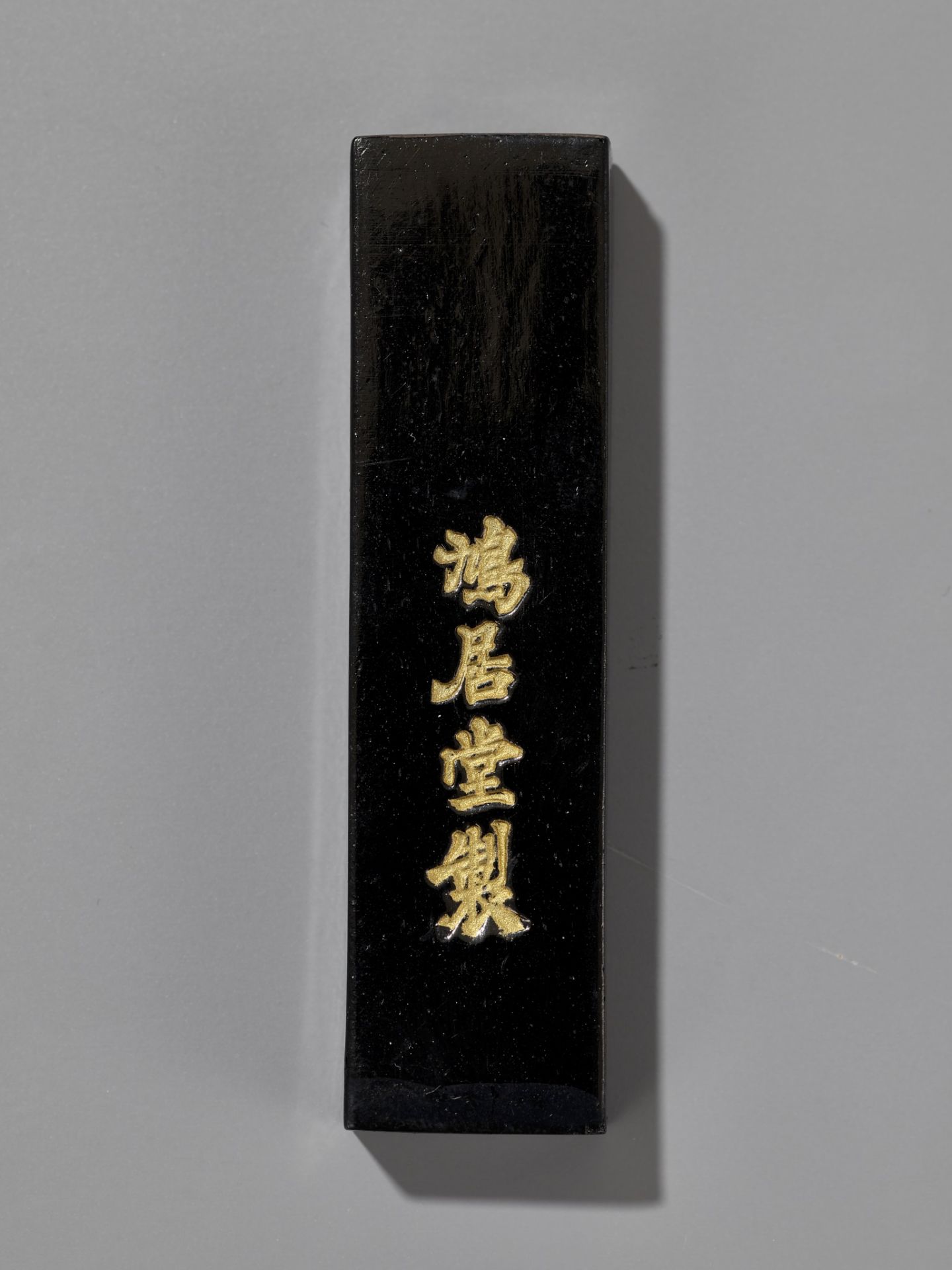 SUZUKI KONYU II: A LACQUER SUZURIBAKO DEPICTING A GIBBON REACHING FOR THE REFLECTION OF THE MOON - Bild 10 aus 13
