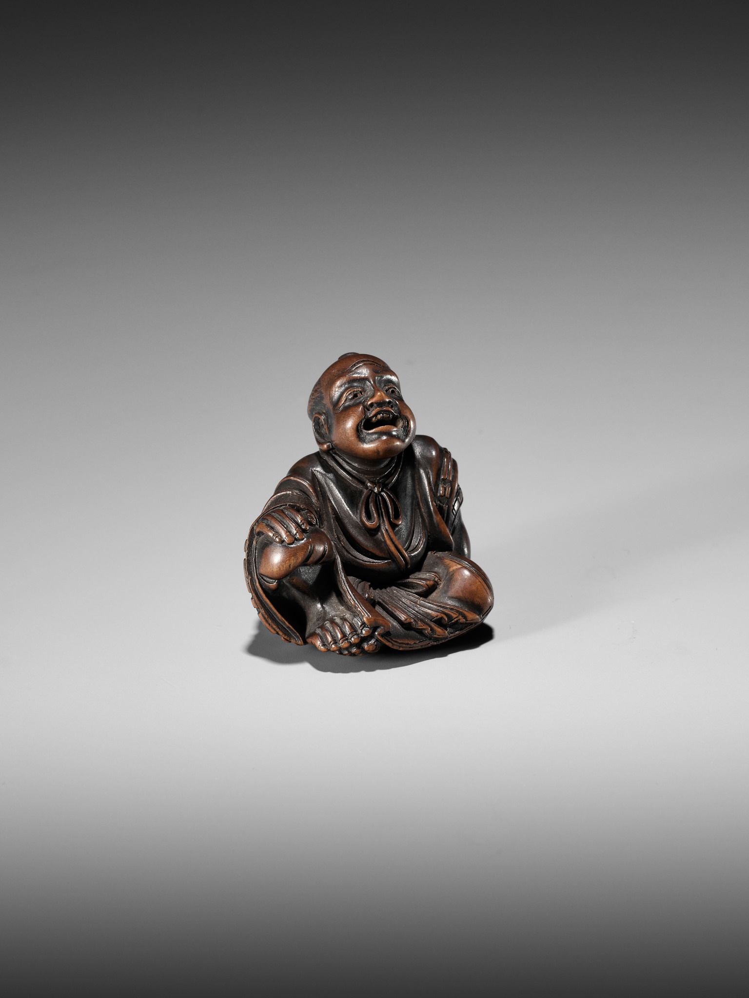 SHUMIN: A FINE WOOD NETSUKE OF A TEMPLE SERVANT - Image 3 of 10