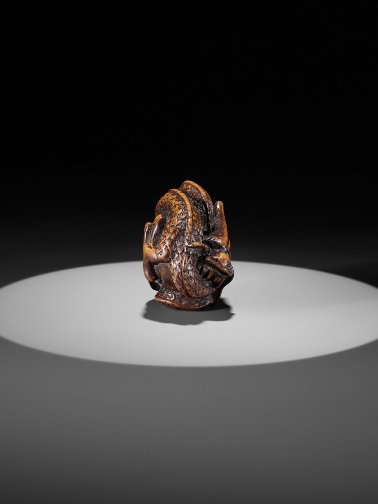 A WOOD NETSUKE OF A COILED DRAGON WITH TAMA - Image 7 of 9