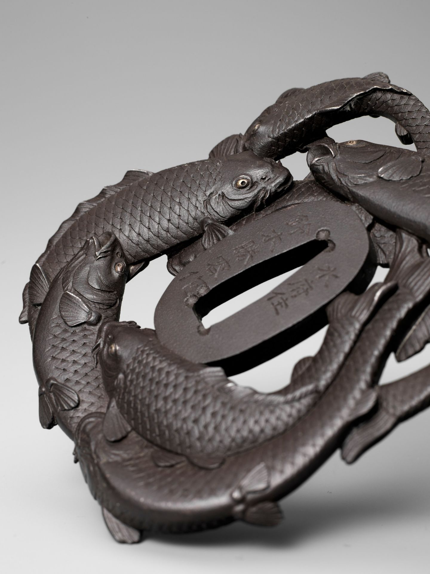 SUZUKI KATSUHIRO: A MASTERFUL IRON TSUBA DEPICTING CARPS - Bild 4 aus 6