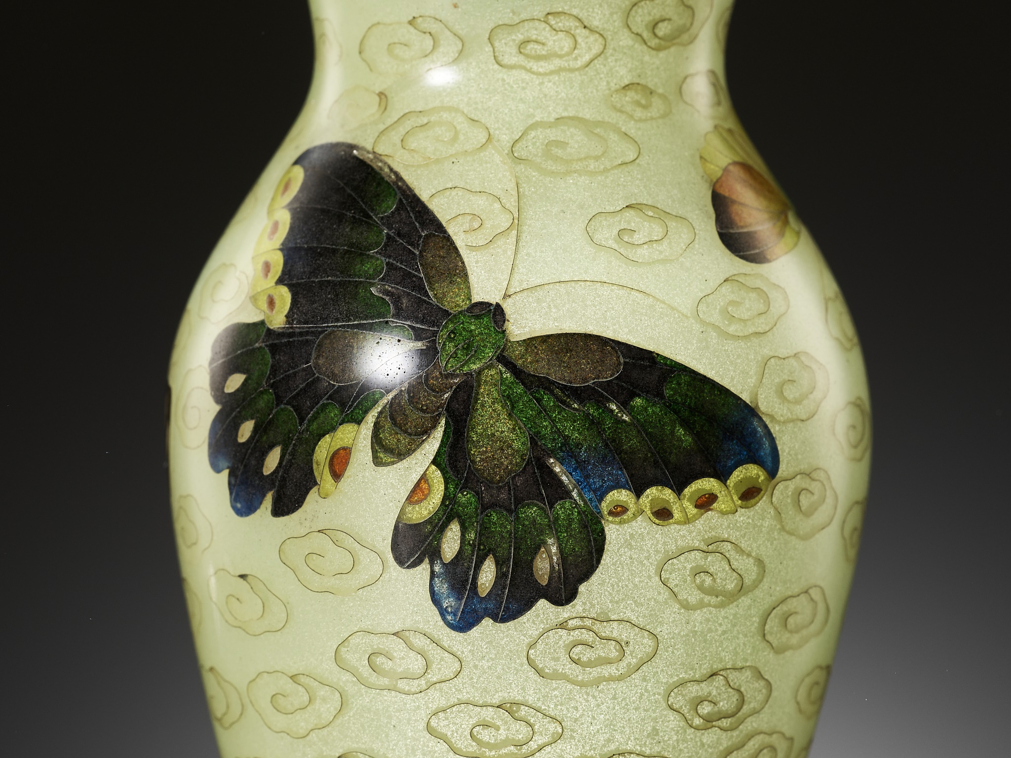 A FINE PLIQUE-Ã€-JOUR VASE WITH BUTTERFLIES - Image 3 of 18