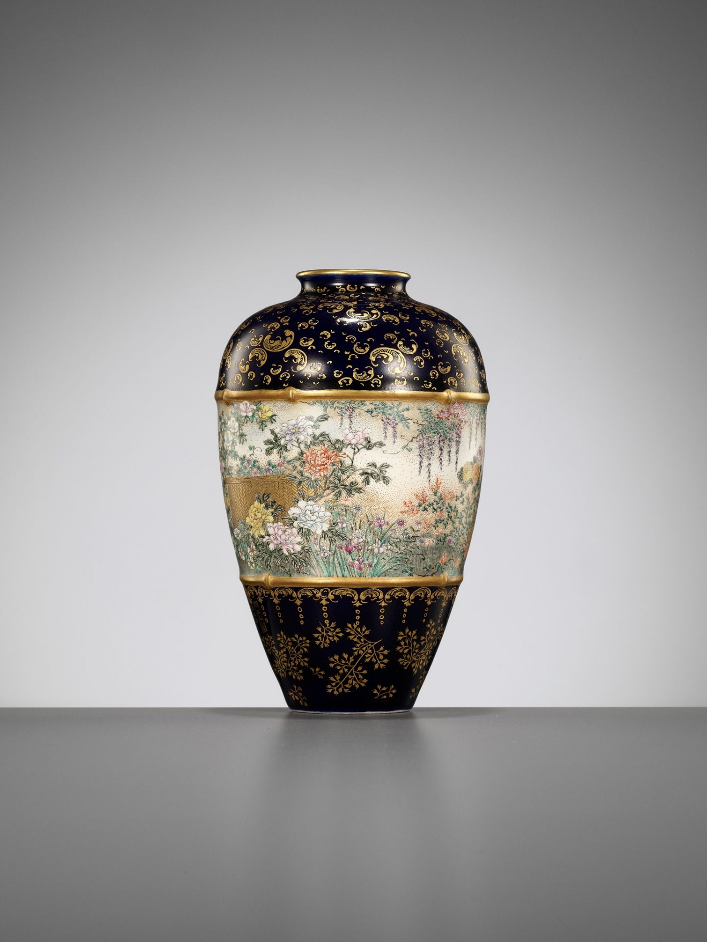 KINKOZAN: A FINE SATSUMA CERAMIC VASE WITH FLOWER MOTIF - Image 4 of 9