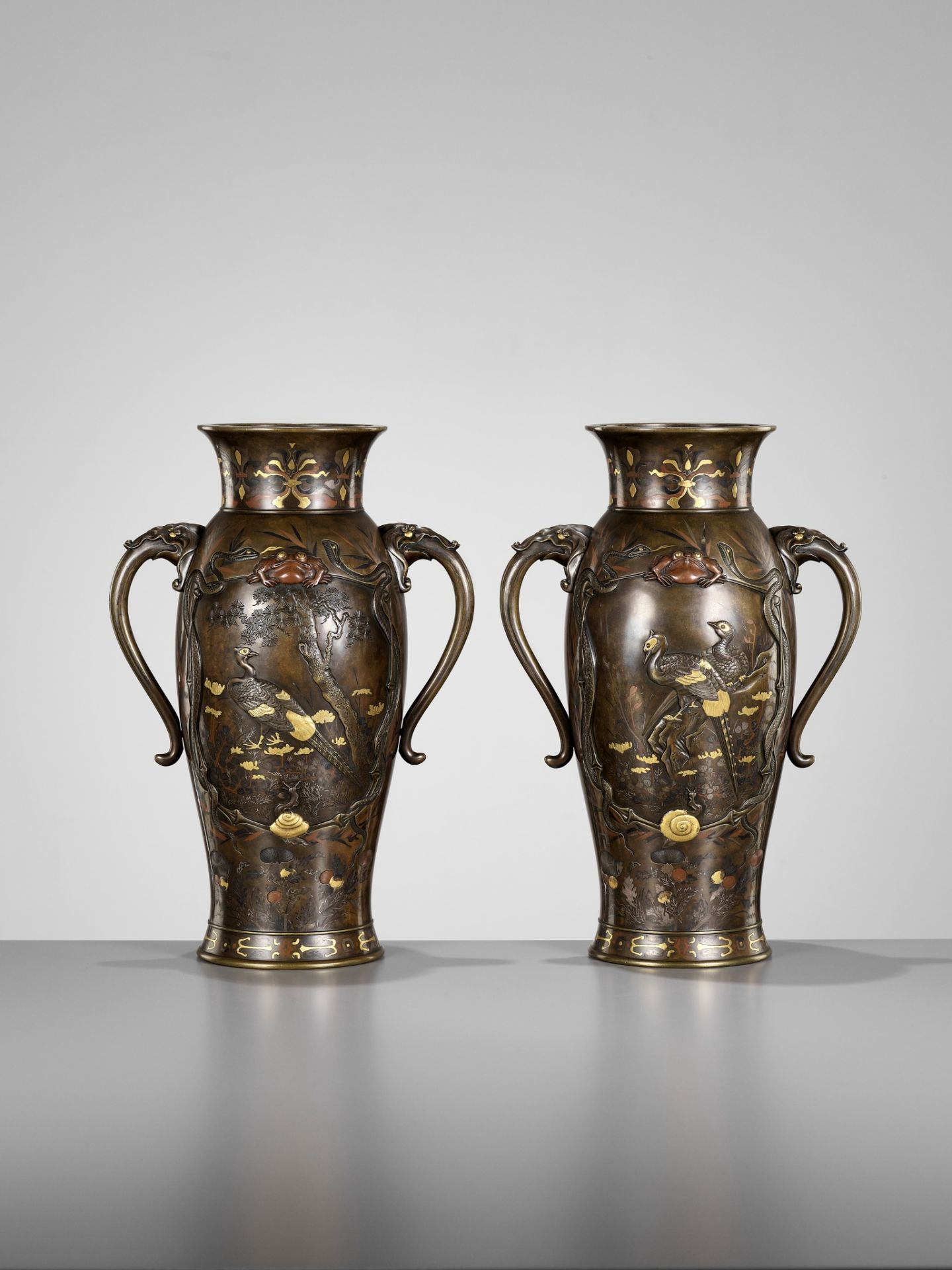 A SUPERB PAIR OF MIYAO-STYLE MIXED-METAL-INLAID AND PARCEL-GILT BRONZE VASES WITH SHOKI AND ONI - Bild 6 aus 15