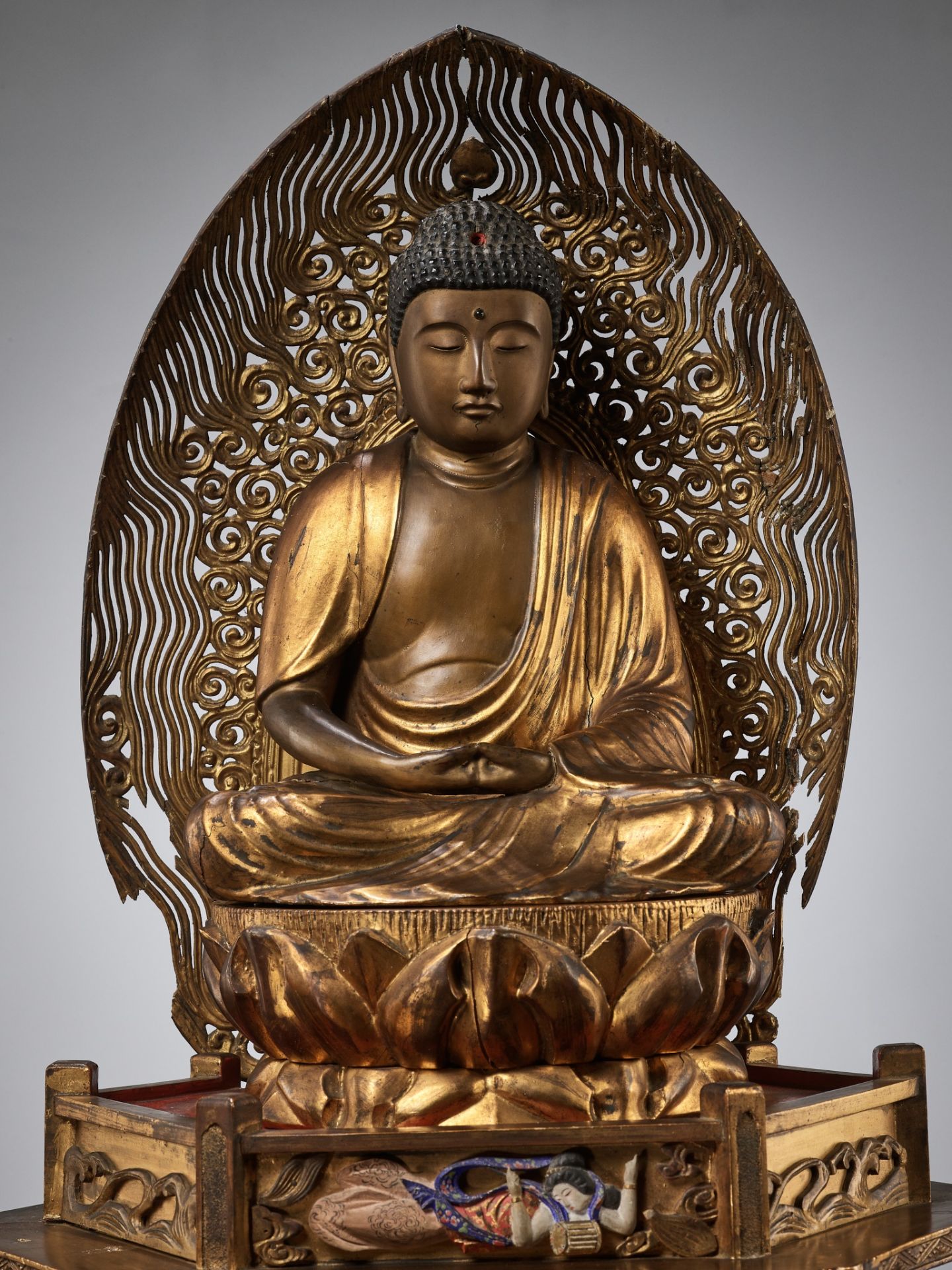 A LARGE AND IMPRESSIVE GILT WOOD FIGURE OF AMIDA NYORAI