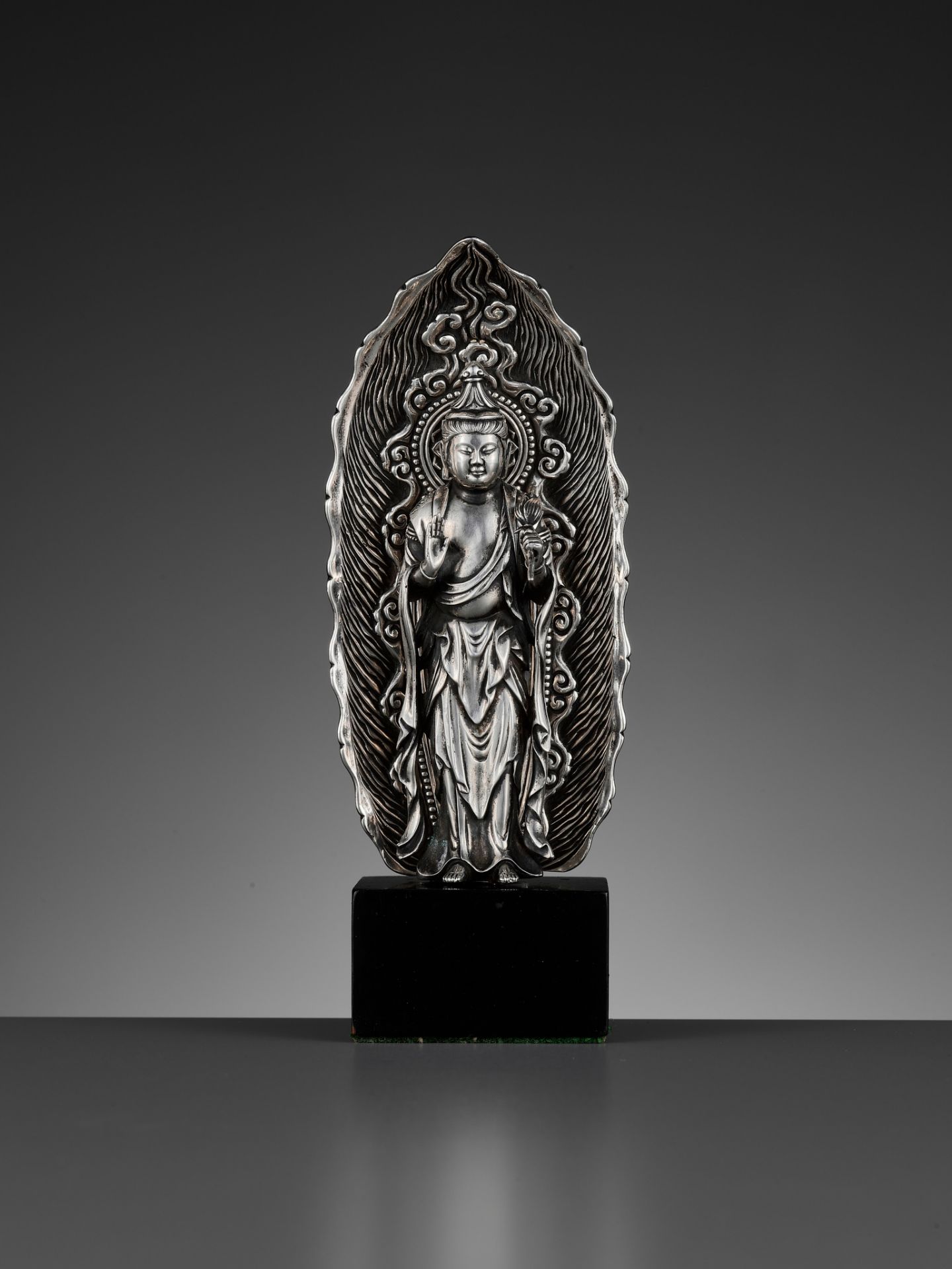 YASUCHIKA: A SUPERB AND VERY RARE SILVER FIGURE OF KANNON BOSATSU, DATED 1738 - Image 4 of 18