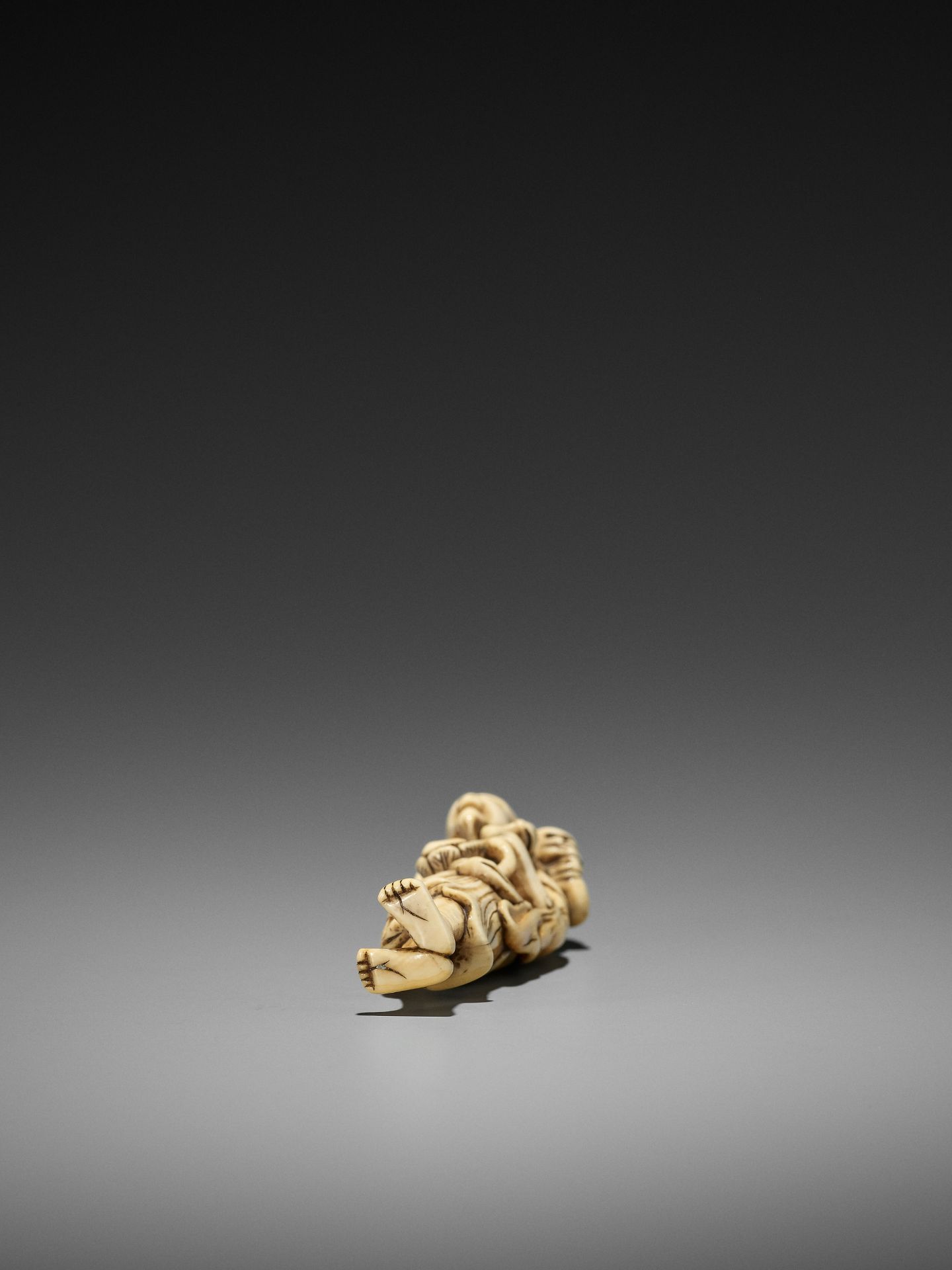 A RARE IVORY NETSUKE OF A SENNIN WITH ONI - Image 9 of 9