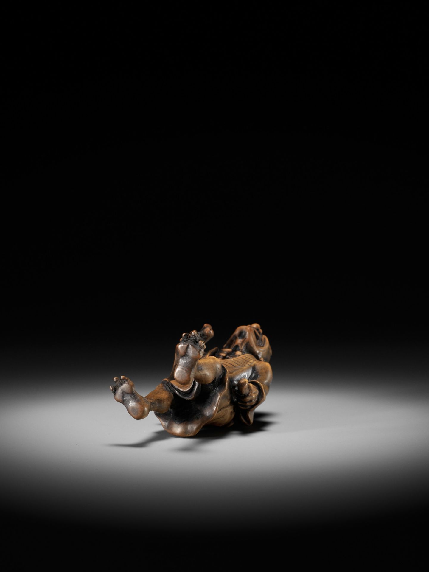 A HIGHLY UNUSUAL WOOD NETSUKE OF A SHAPESHIFTER - Image 10 of 10