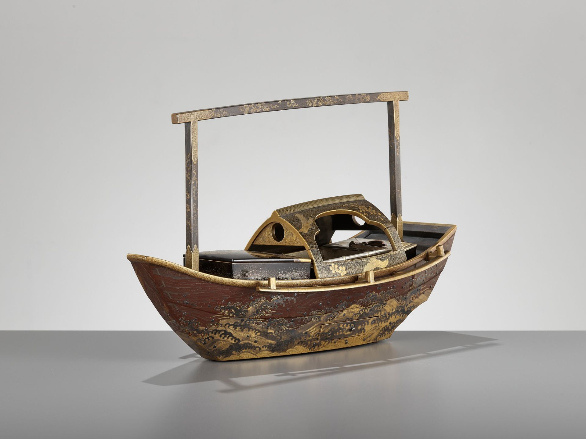 A RARE LACQUER SMOKING SET (TABAKO BON) IN THE FORM OF A BOAT - Image 8 of 18