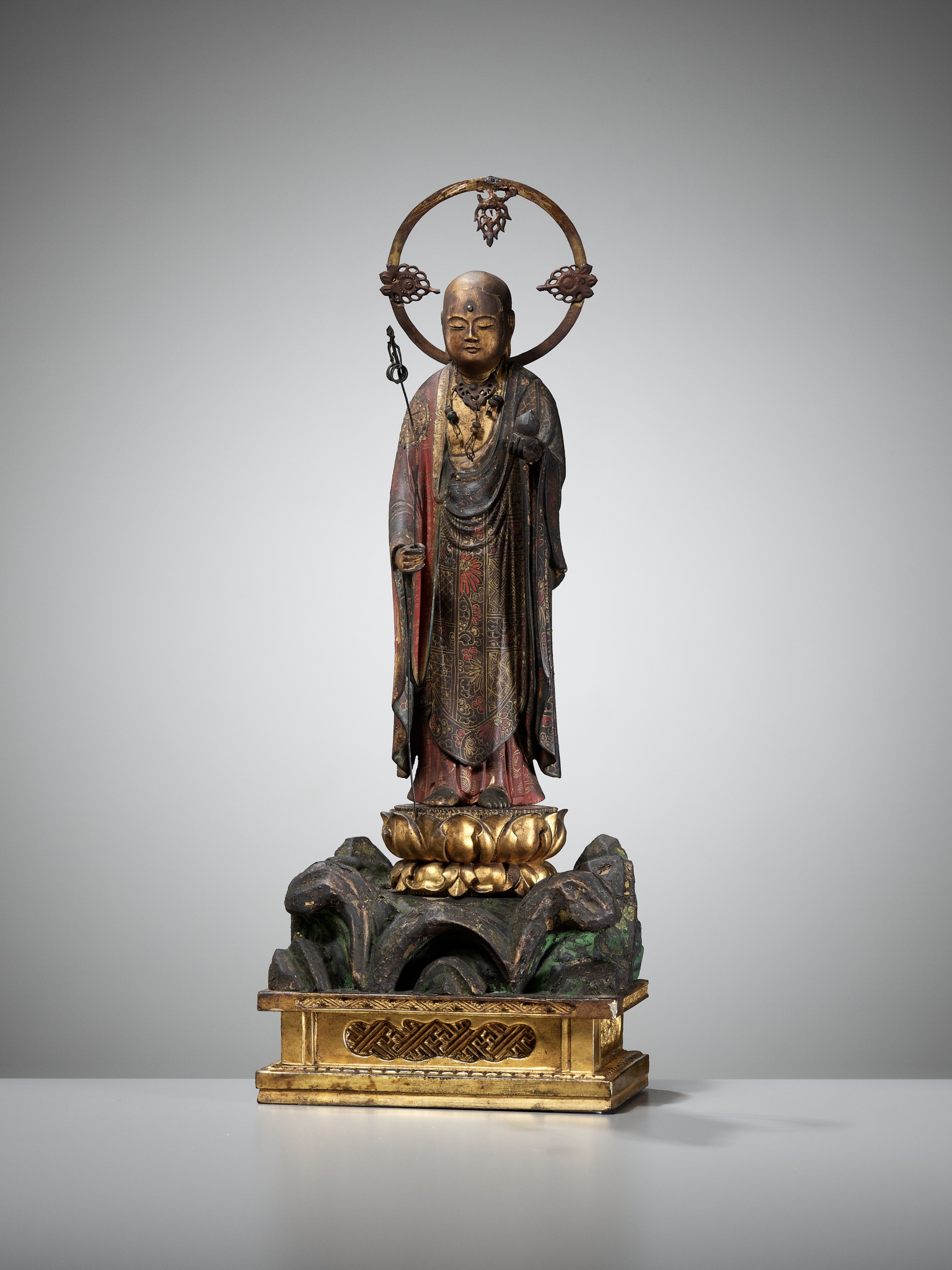 A RARE GILT AND POLYCHROME WOOD FIGURE OF JIZO BOSATSU - Image 2 of 10