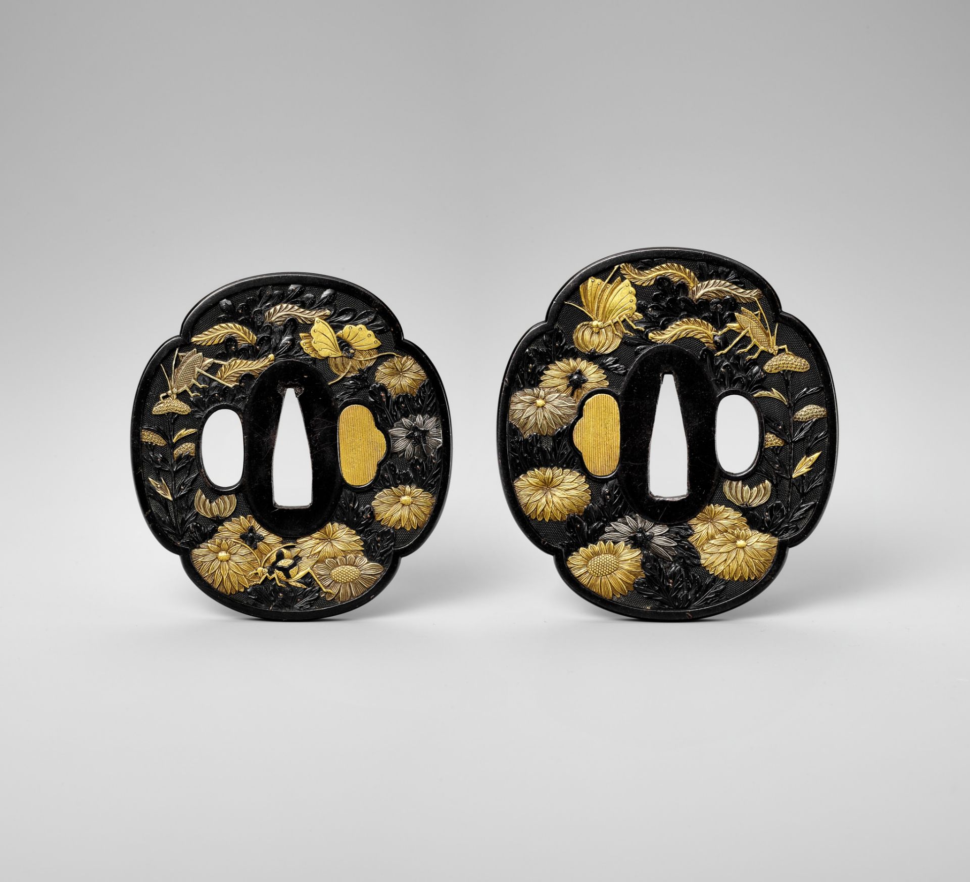 A SUPERB MINO-GOTO SCHOOL NANAKO SHAKUDO TSUBA DAISHO SET WITH INSECTS AND SPRING FLOWERS - Image 2 of 6