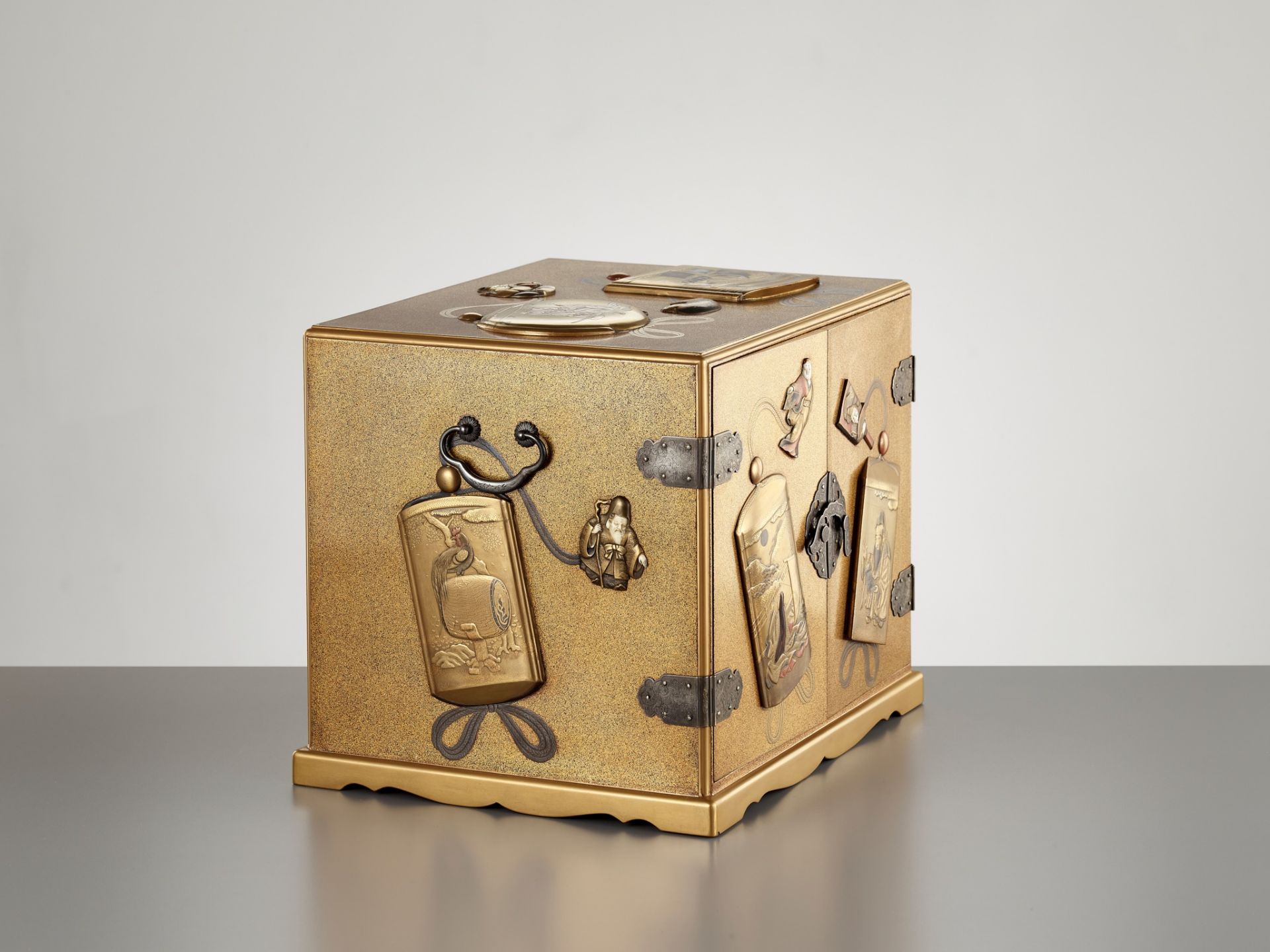 A SUPERB GOLD LACQUER INRO-DANSU (STORAGE CABINET FOR INROS) - Image 9 of 17