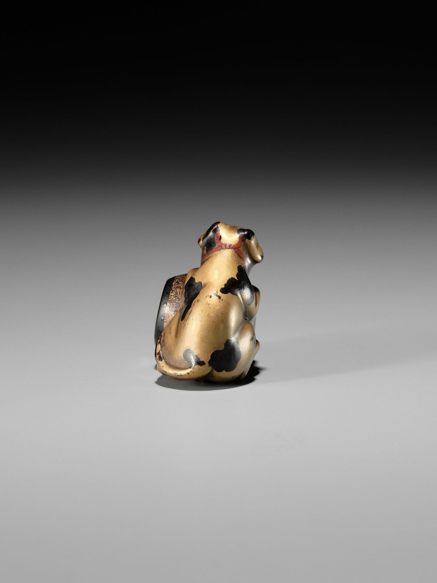 A CHARMING GOLD LACQUER NETSUKE OF A DOG WITH DRUM - Image 5 of 8