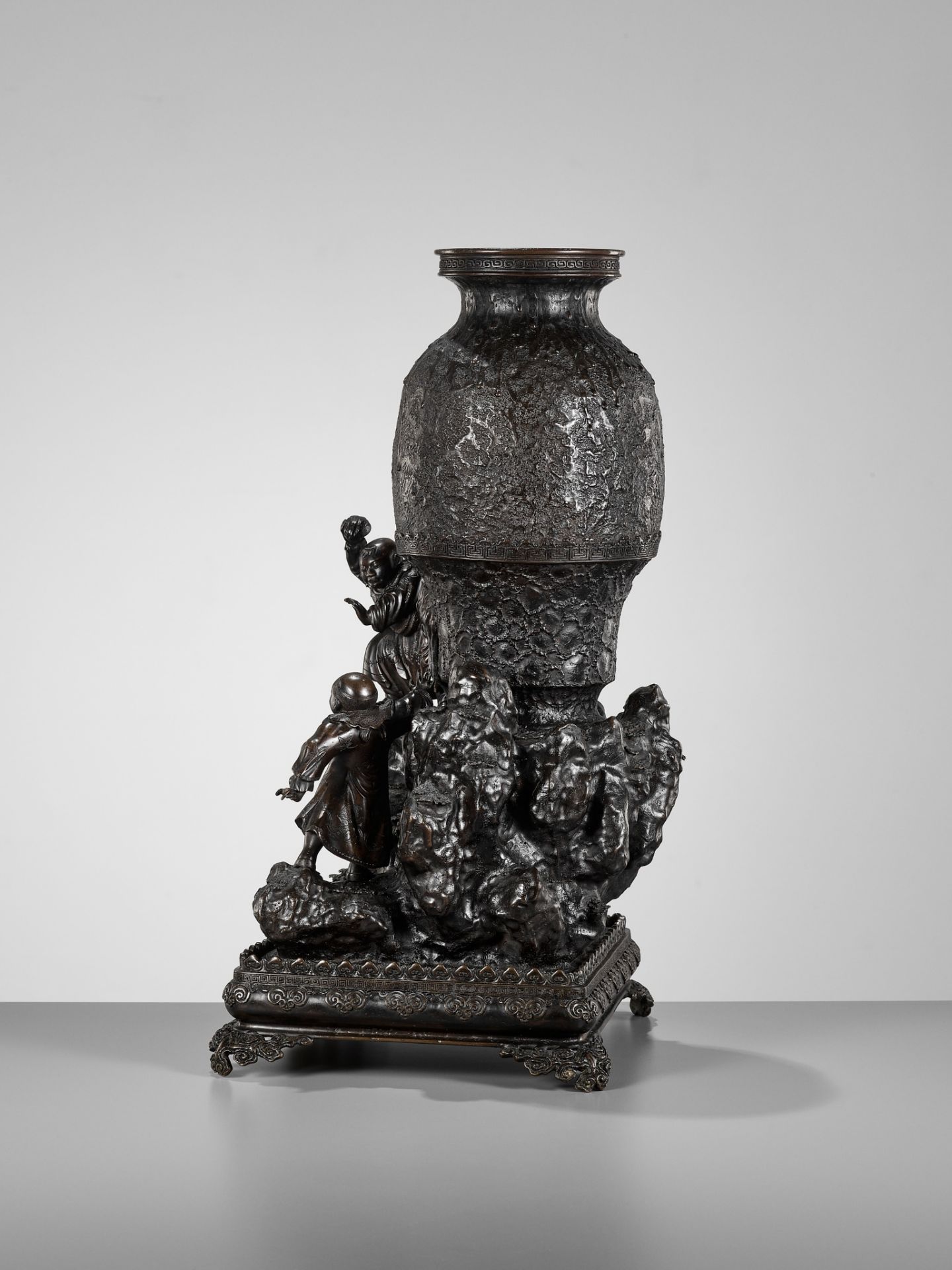 A MASSIVE BRONZE KORO (CENSER) DEPICTING THE STORY OF SHIBA ONKO - Image 7 of 11