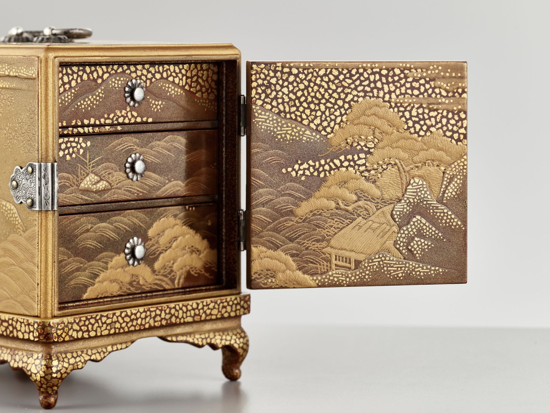 A SUPERB LACQUER MINIATURE KODANSU (CABINET) DEPICTING THE NUNOBIKI FALLS WITH STAND - Image 6 of 12