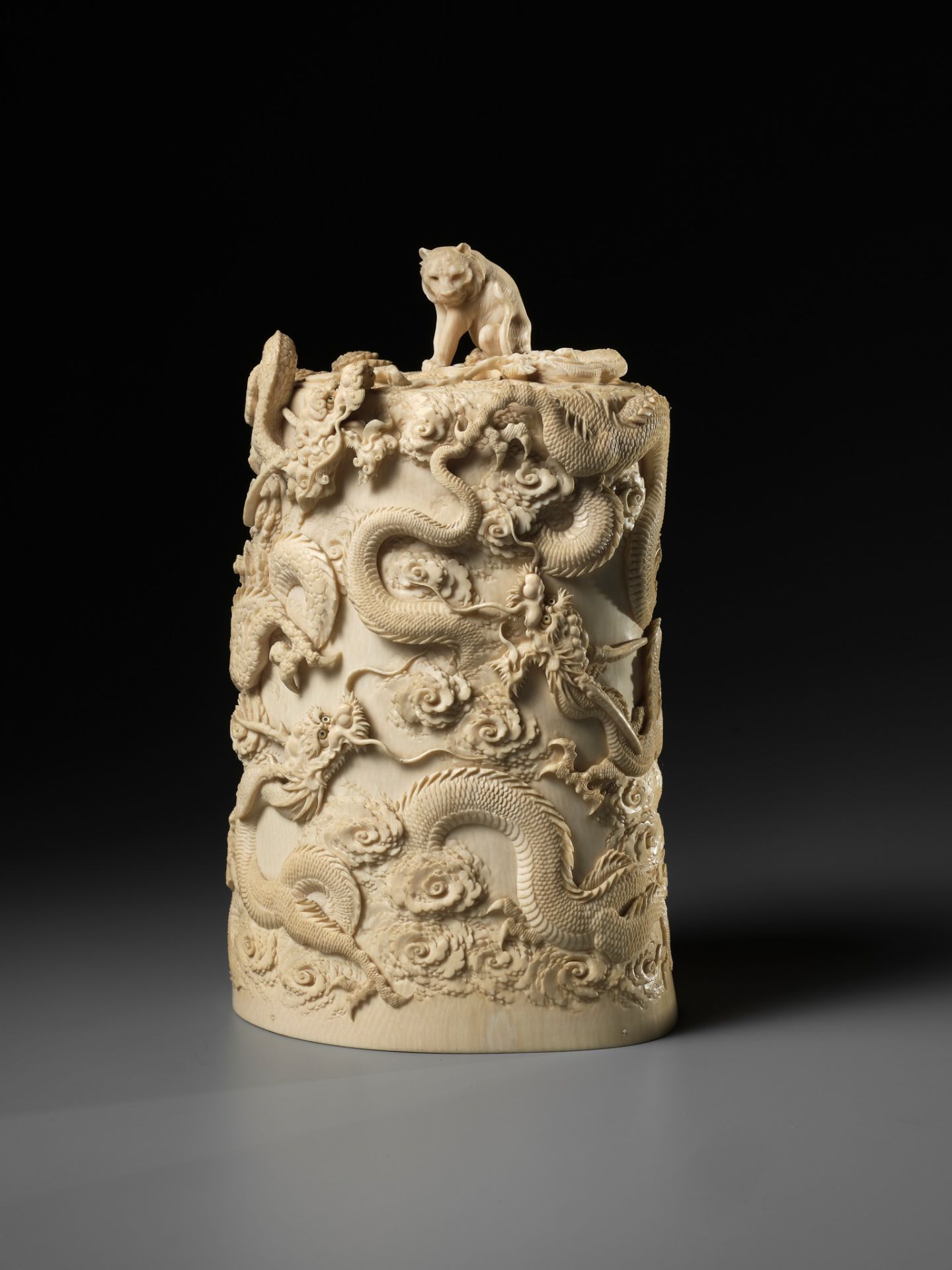 A SUPERB AND LARGE IVORY TUSK BOX AND COVER DEPICTING A TIGER AND DRAGONS - Image 2 of 13