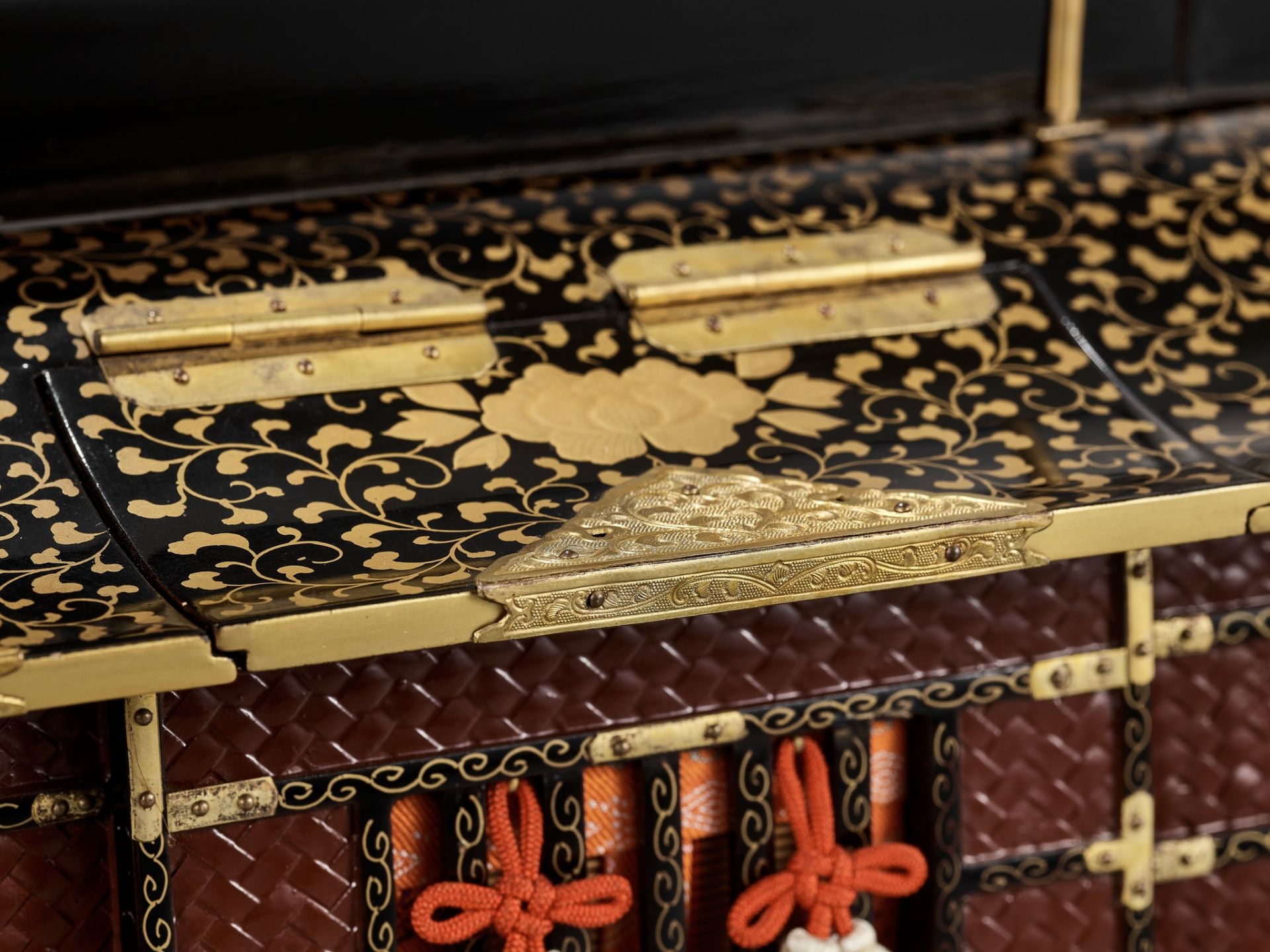 A LACQUER MINIATURE KAGO (PALANQUIN) - Image 2 of 14