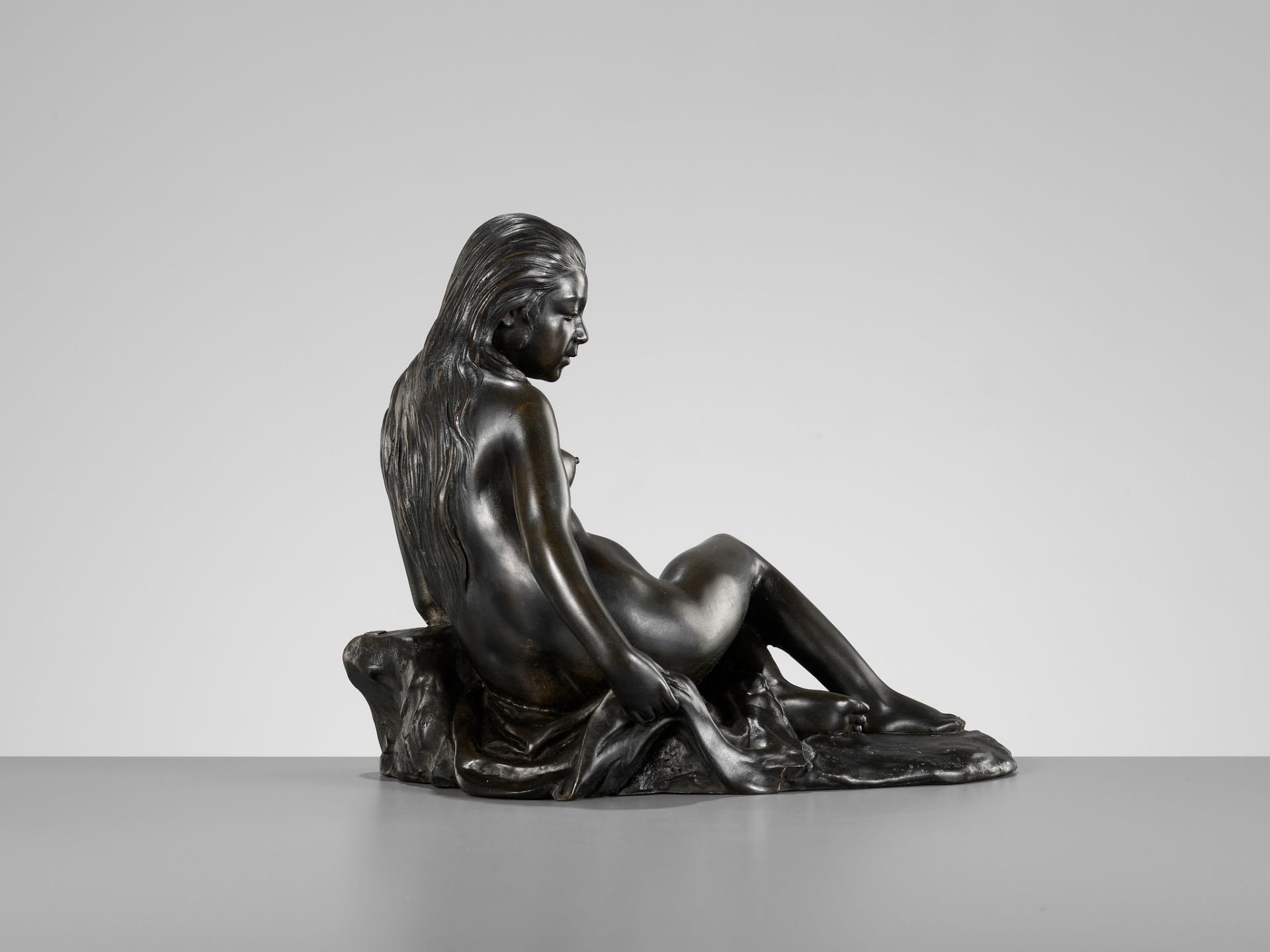 ATSUYOSHI FOR THE MARUKI COMPANY: A MASTERFUL BRONZE 'PORTRAIT' OKIMONO OF A BATHING NUDE - Image 3 of 13