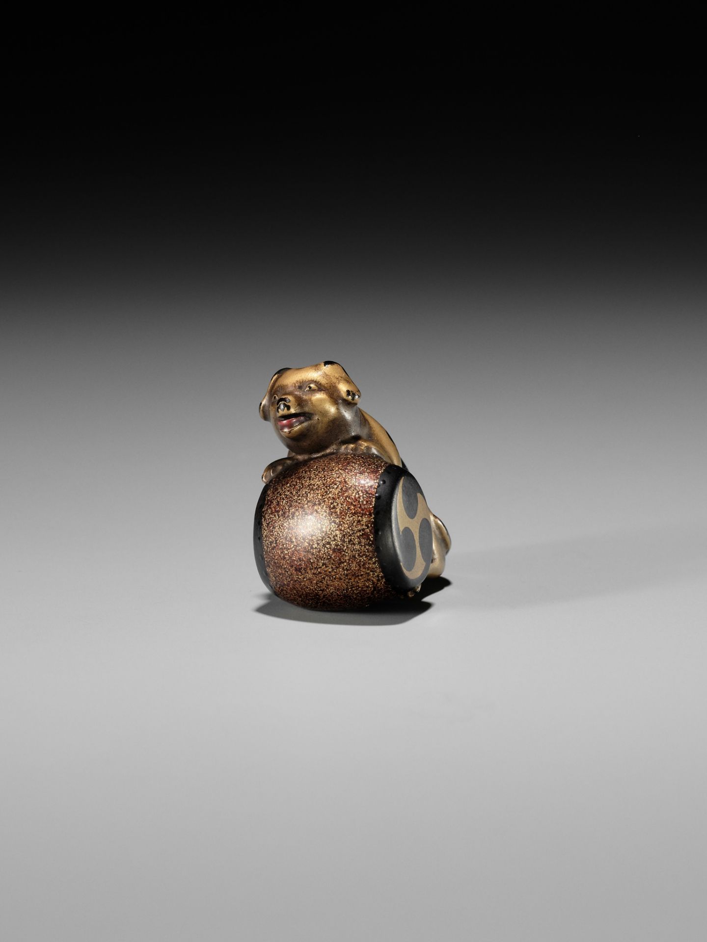 A CHARMING GOLD LACQUER NETSUKE OF A DOG WITH DRUM - Image 3 of 8