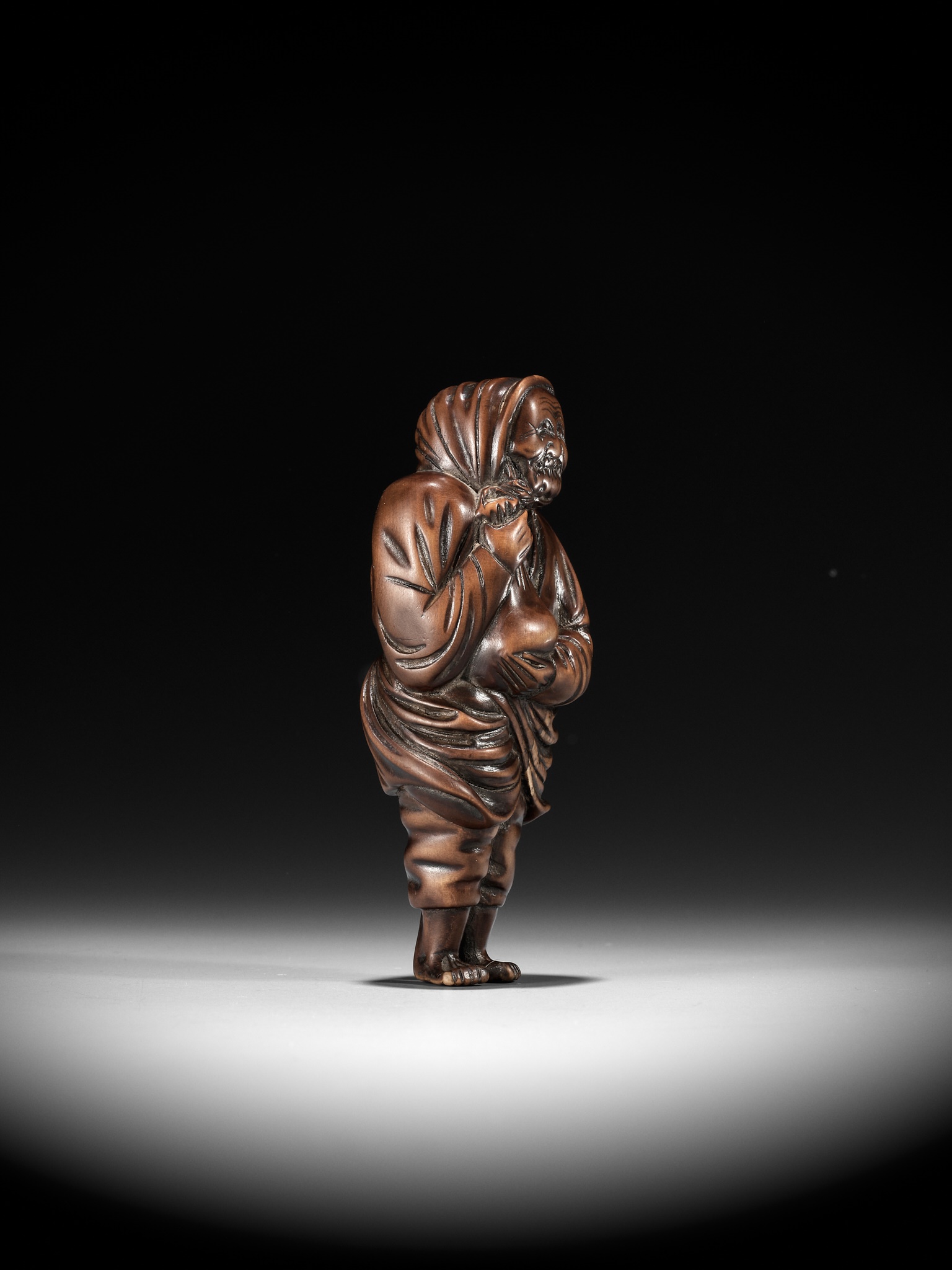 A SUPERB AND LARGE OSAKA SCHOOL WOOD NETSUKE OF A PEASANT - Image 9 of 12