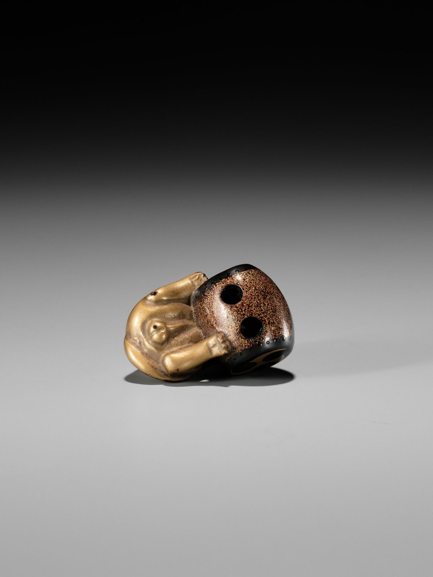 A CHARMING GOLD LACQUER NETSUKE OF A DOG WITH DRUM - Image 8 of 8
