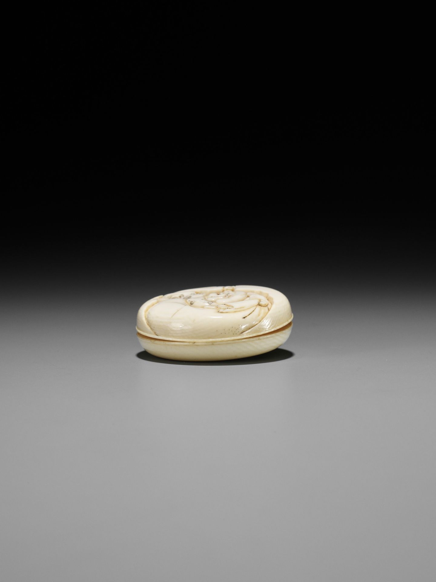 SORIN: AN IVORY MANJU NETSUKE WITH DAIKOKU AND RAT - Image 10 of 11