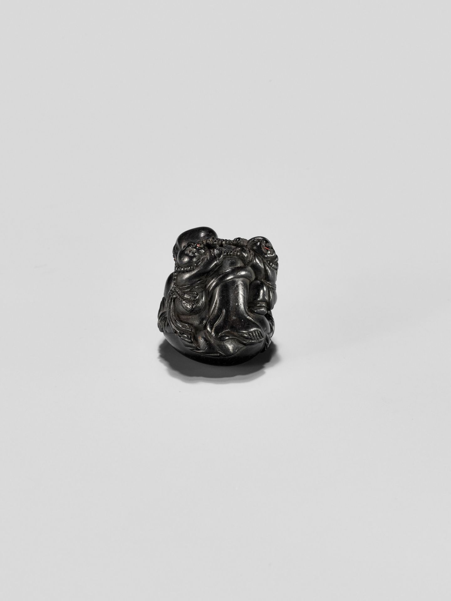 UNSHOKEN: A KUROGAKI NETSUKE DEPICTING HOTEI AND TWO BOYS - Image 5 of 11