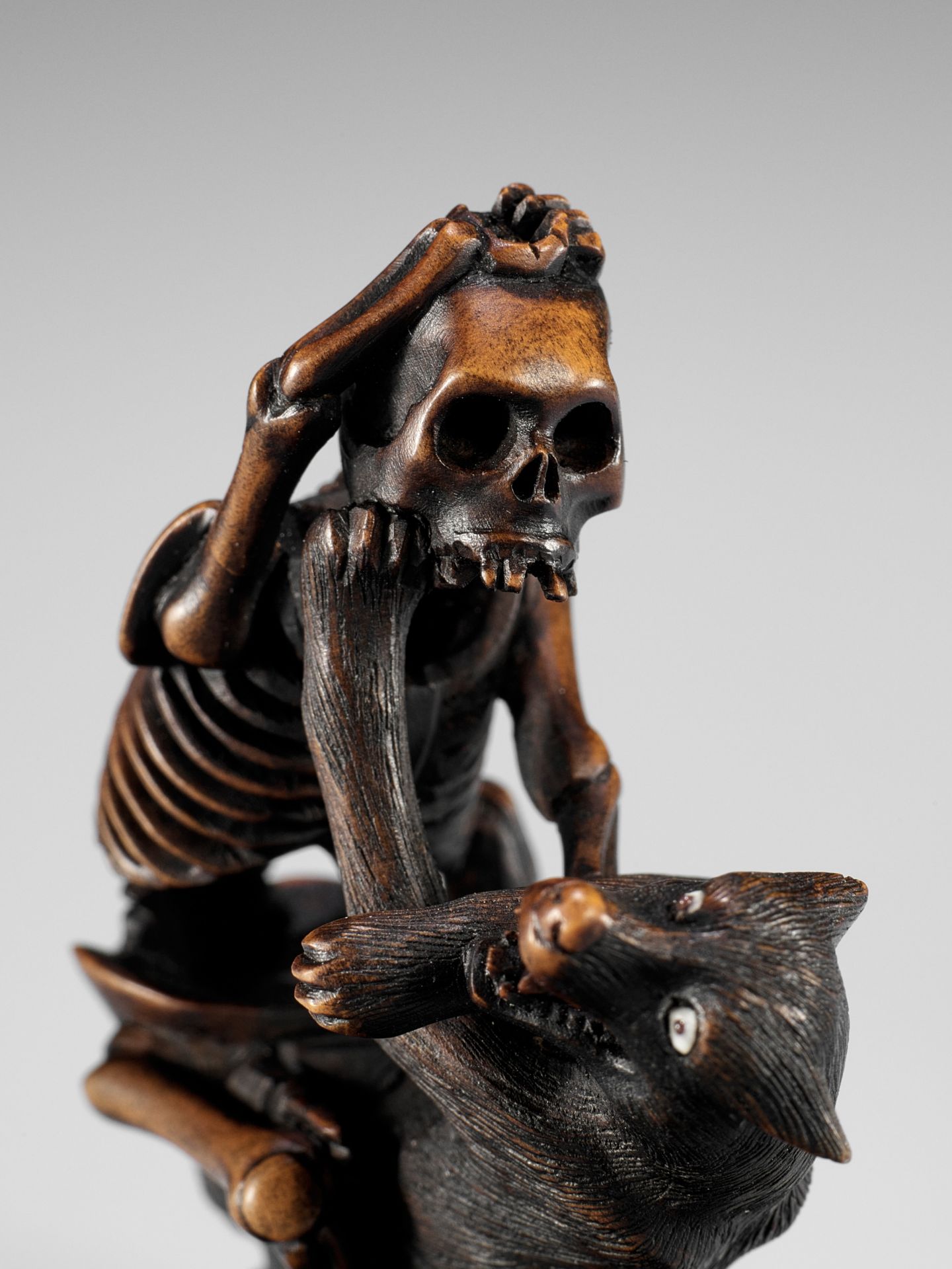 A FINE WOOD NETSUKE OF A WOLF AND SKELETON, ATTRIBUTED TO SHOKO - Image 2 of 11