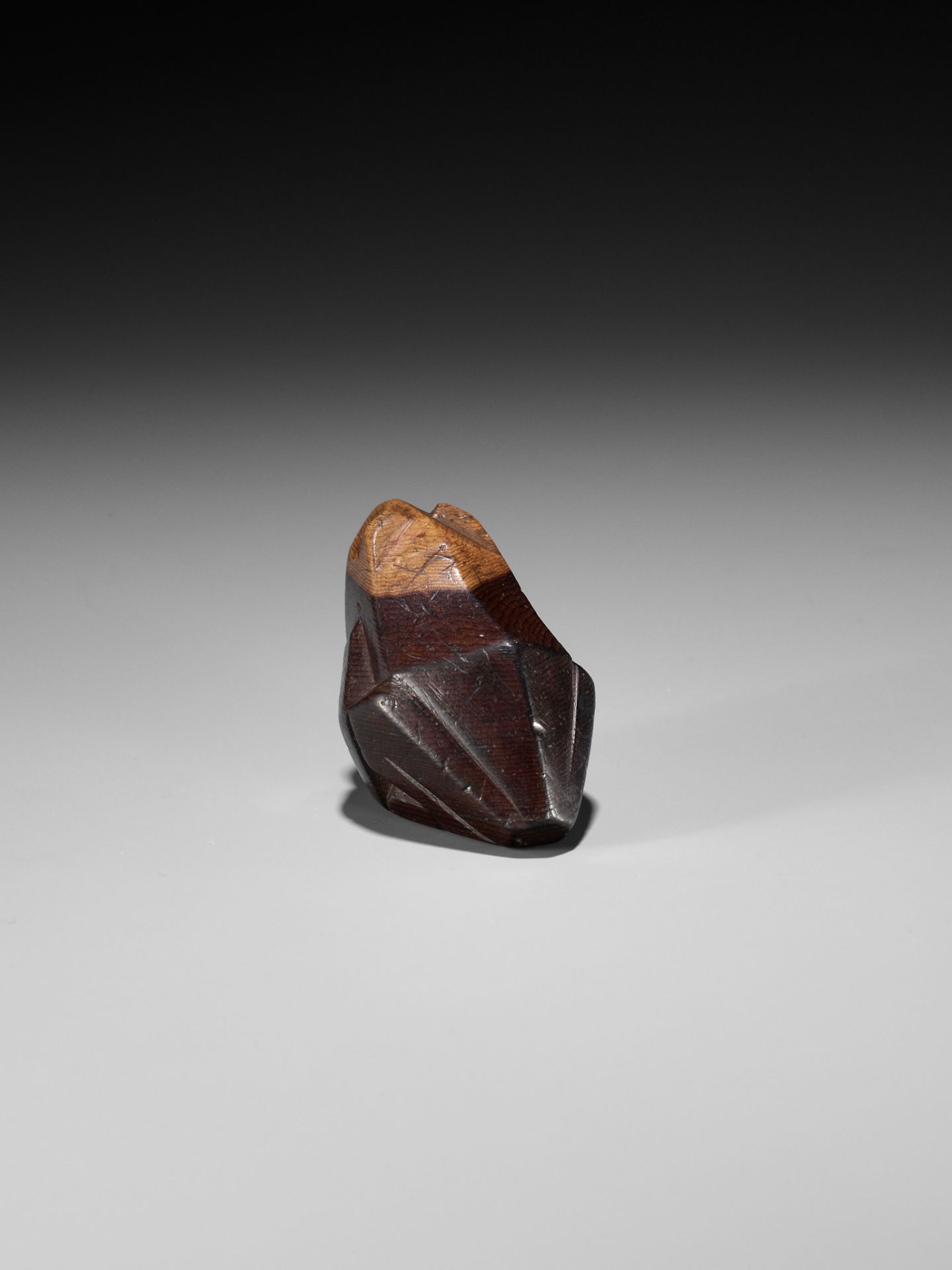 SUKENAGA: A RARE ITTOBORI YEW WOOD NETSUKE OF A CROUCHING FROG - Bild 9 aus 15