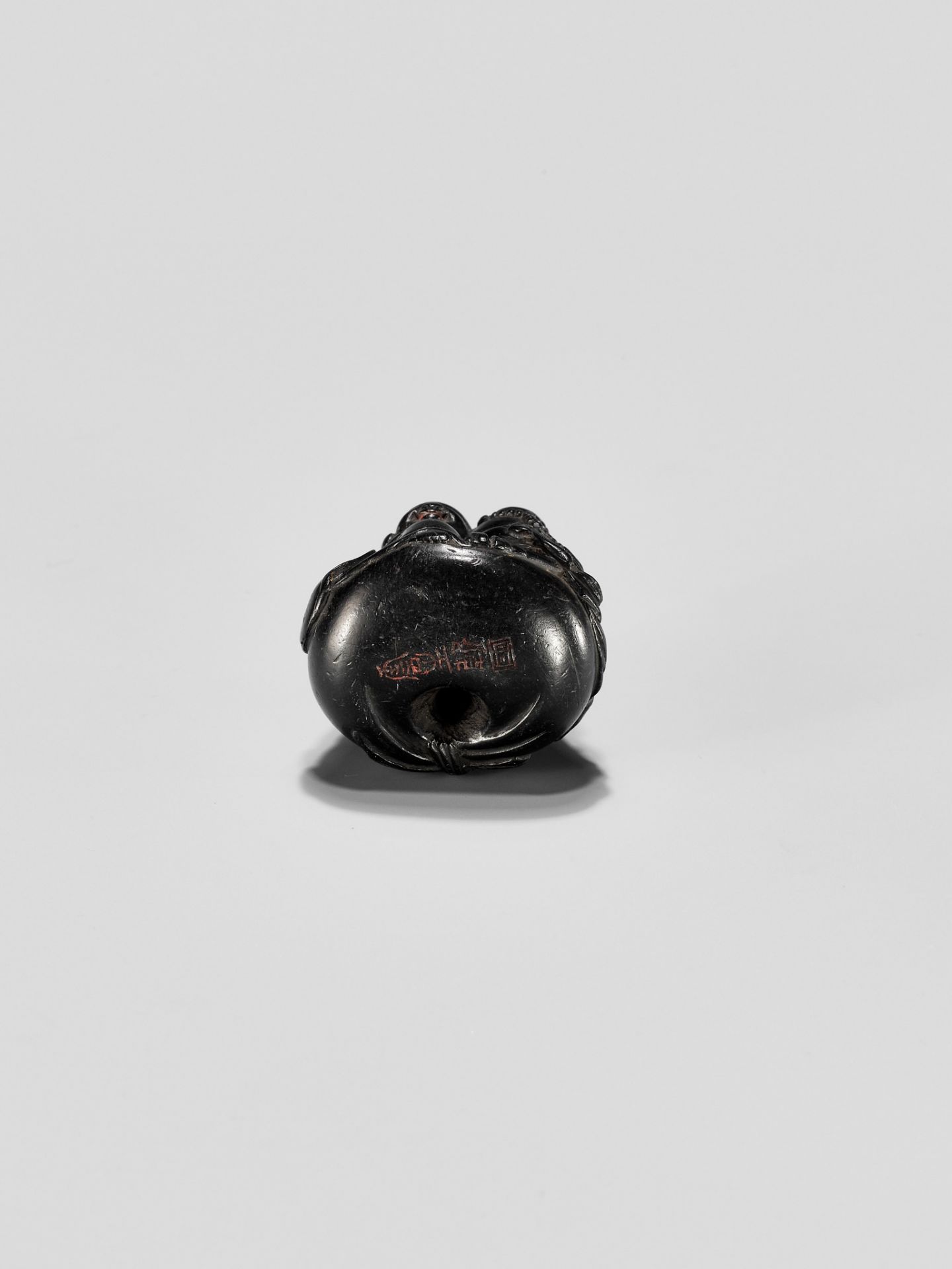 UNSHOKEN: A KUROGAKI NETSUKE DEPICTING HOTEI AND TWO BOYS - Image 10 of 11