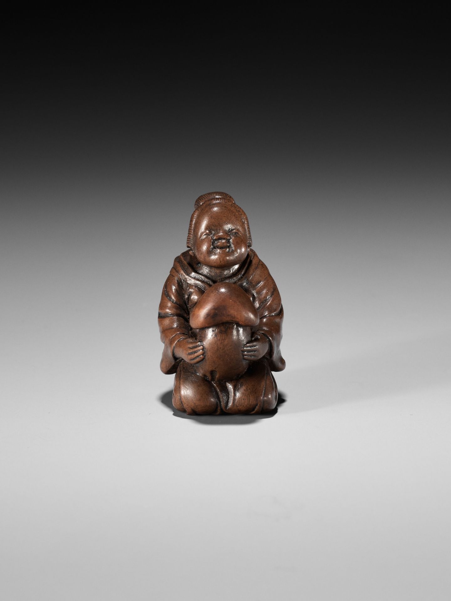 A FINE NAGOYA SCHOOL SHUNGA WOOD NETSUKE OF OKAME CRADLING A HUGE MUSHROOM - Bild 2 aus 9