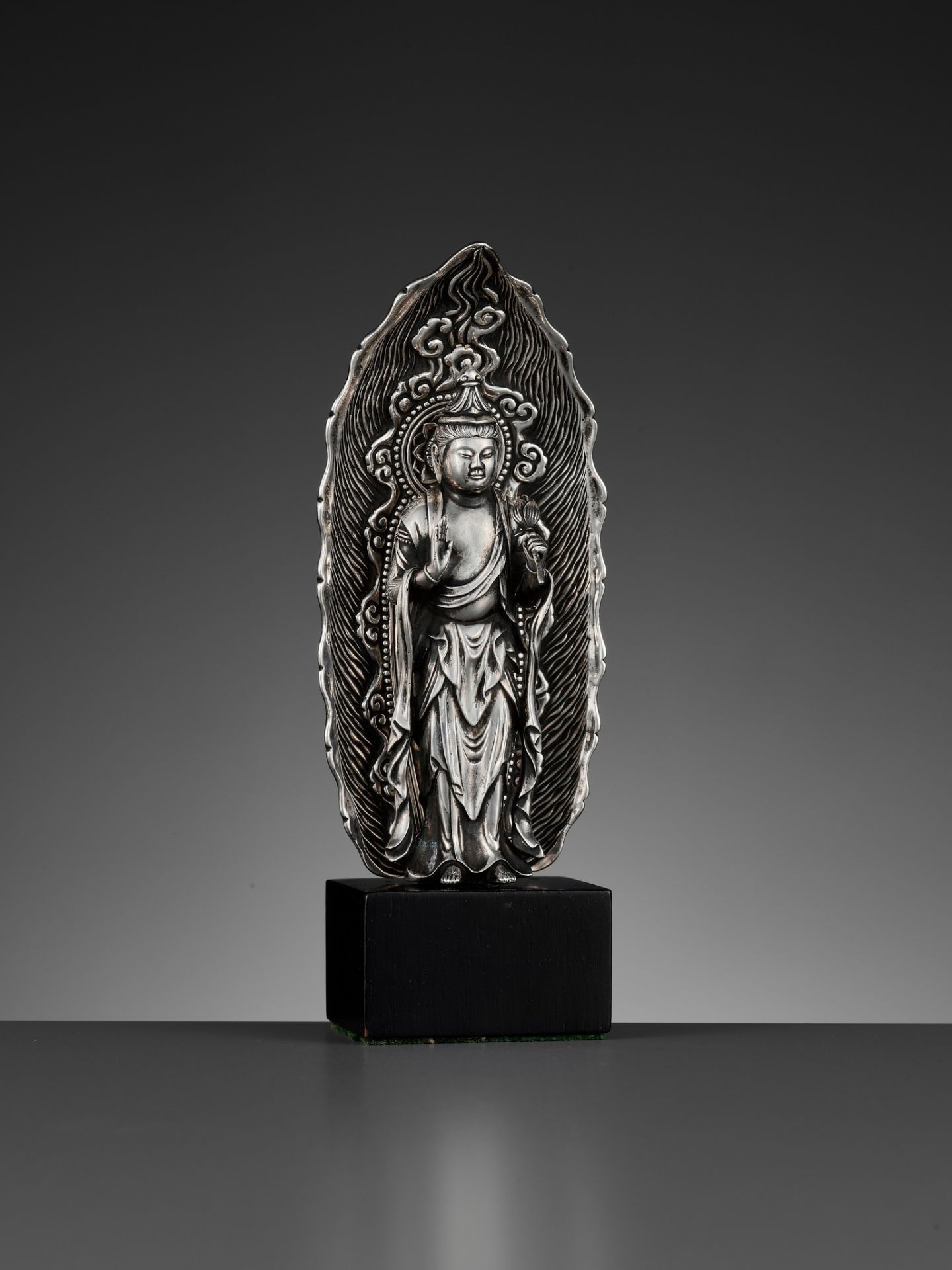 YASUCHIKA: A SUPERB AND VERY RARE SILVER FIGURE OF KANNON BOSATSU, DATED 1738 - Image 11 of 18