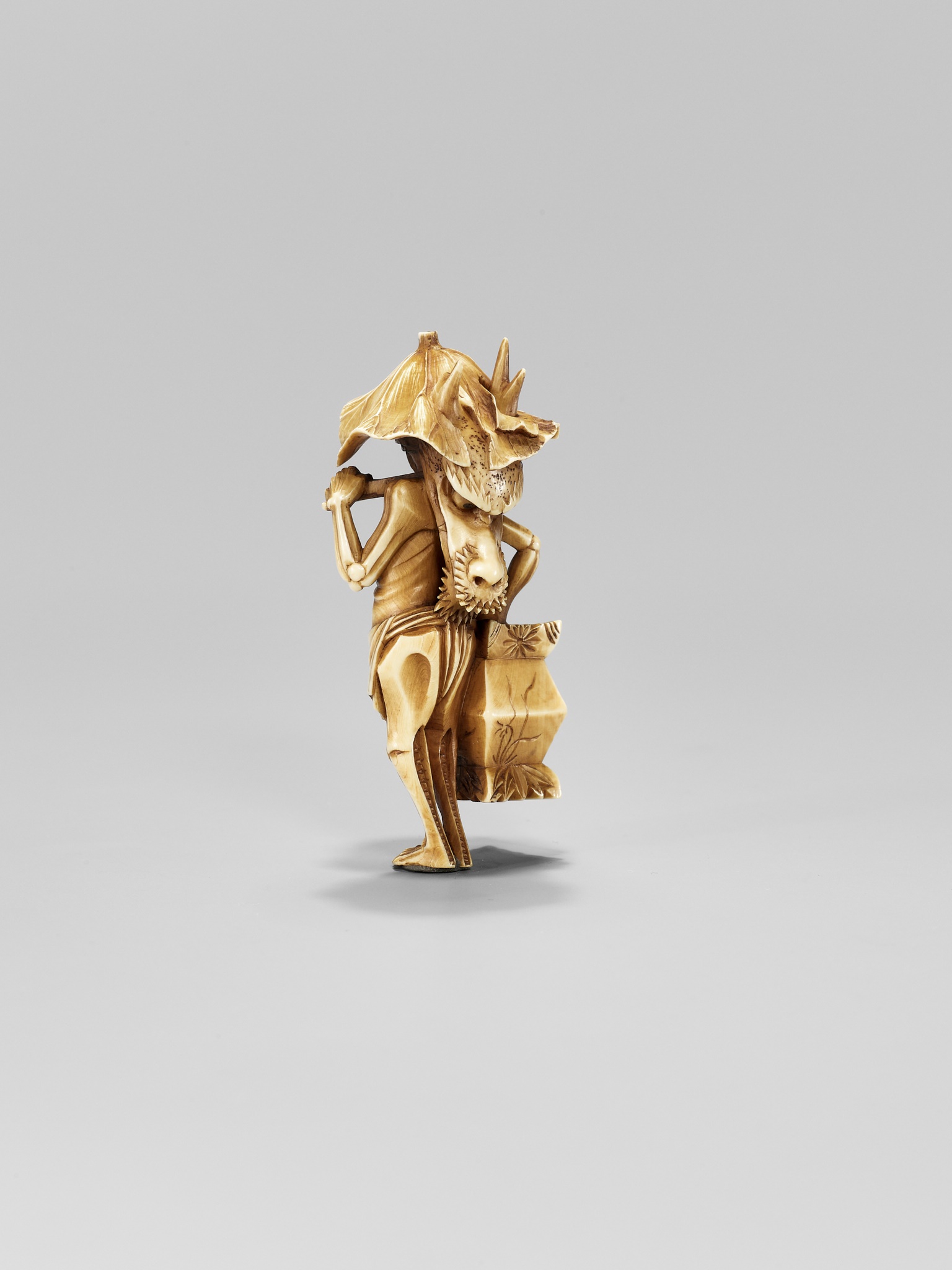 A RARE IVORY NETSUKE OF OTSUYU WITH THE PEONY LANTERN - Image 2 of 12