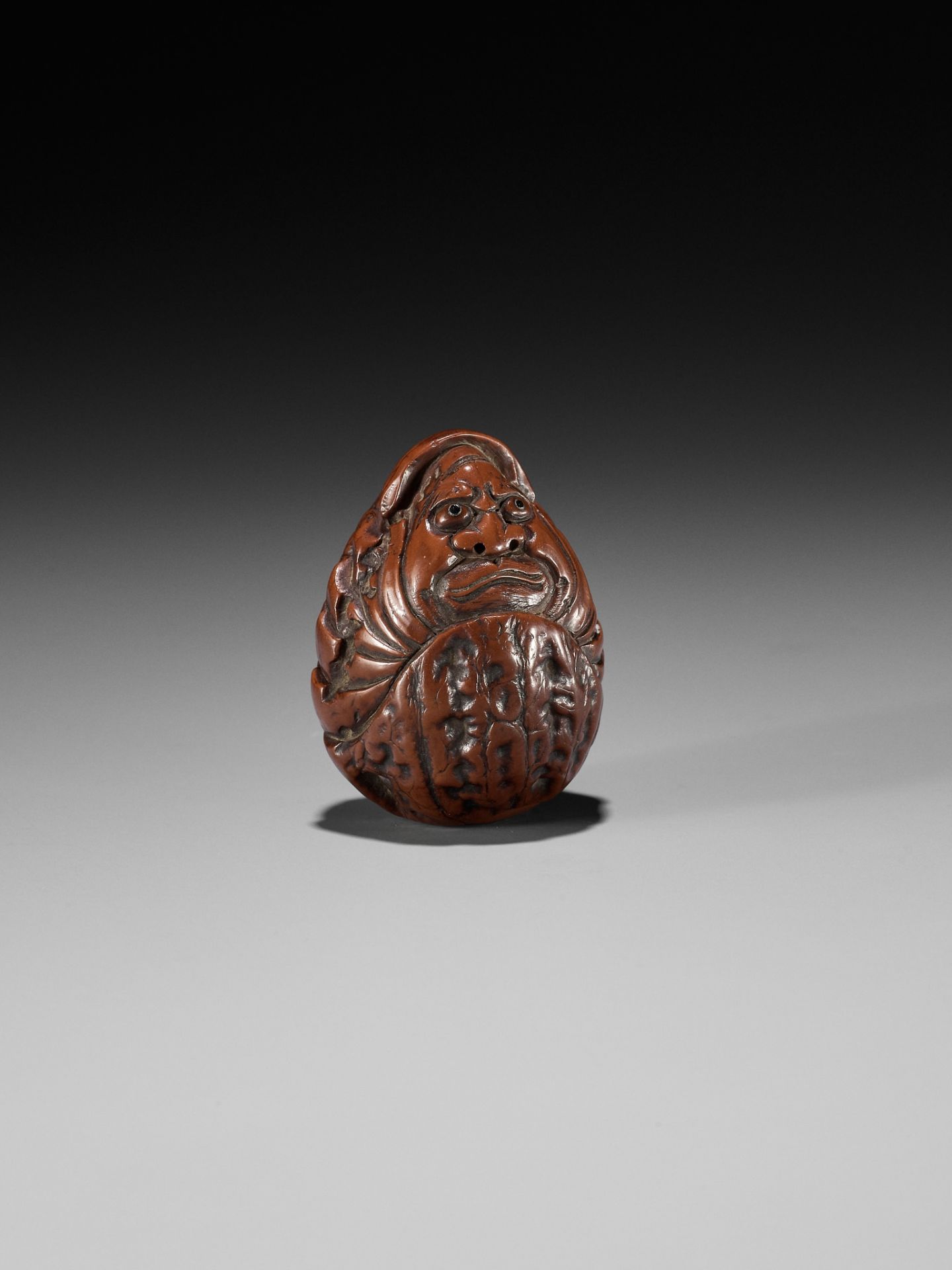 HIDARI ISSAN: A KURUMI (WALNUT) NETSUKE OF A ROLY POLY DARUMA - Image 7 of 10