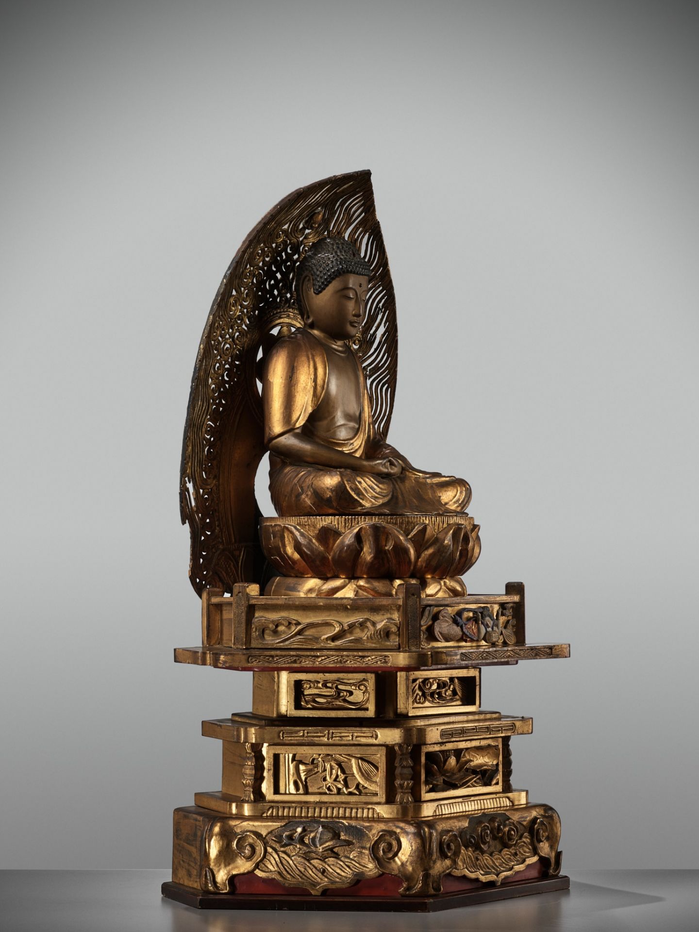 A LARGE AND IMPRESSIVE GILT WOOD FIGURE OF AMIDA NYORAI - Image 9 of 12