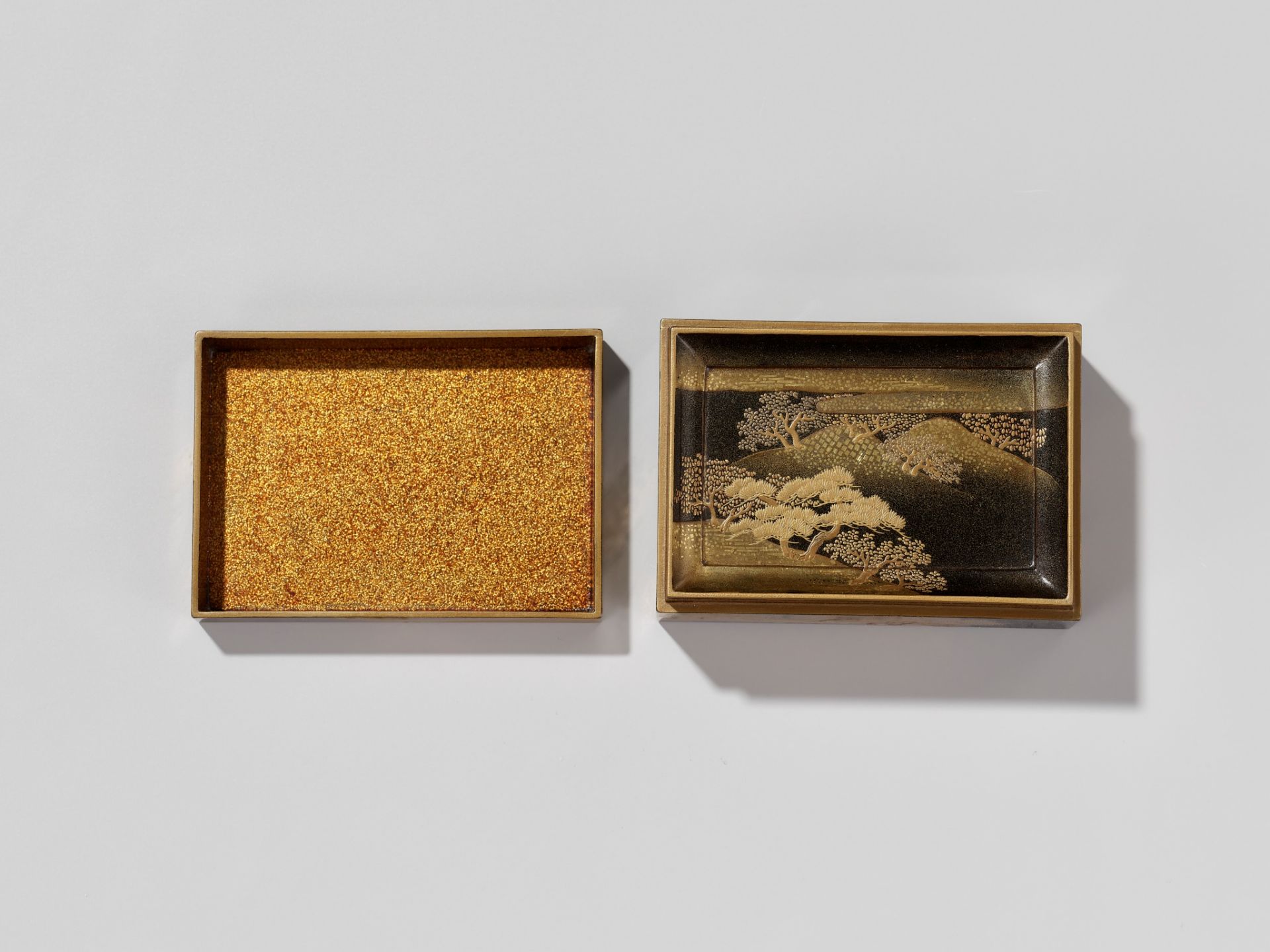 A RARE LACQUER BOX AND COVER WITH INTERIOR TRAY AND TWO SMALLER BOXES, FOR THE INCENSE MATCHING GAME - Bild 8 aus 18