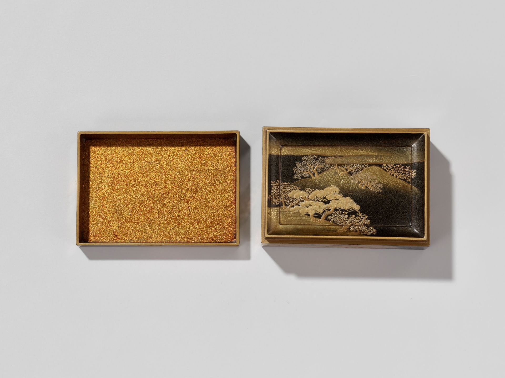 A RARE LACQUER BOX AND COVER WITH INTERIOR TRAY AND TWO SMALLER BOXES, FOR THE INCENSE MATCHING GAME - Image 8 of 18