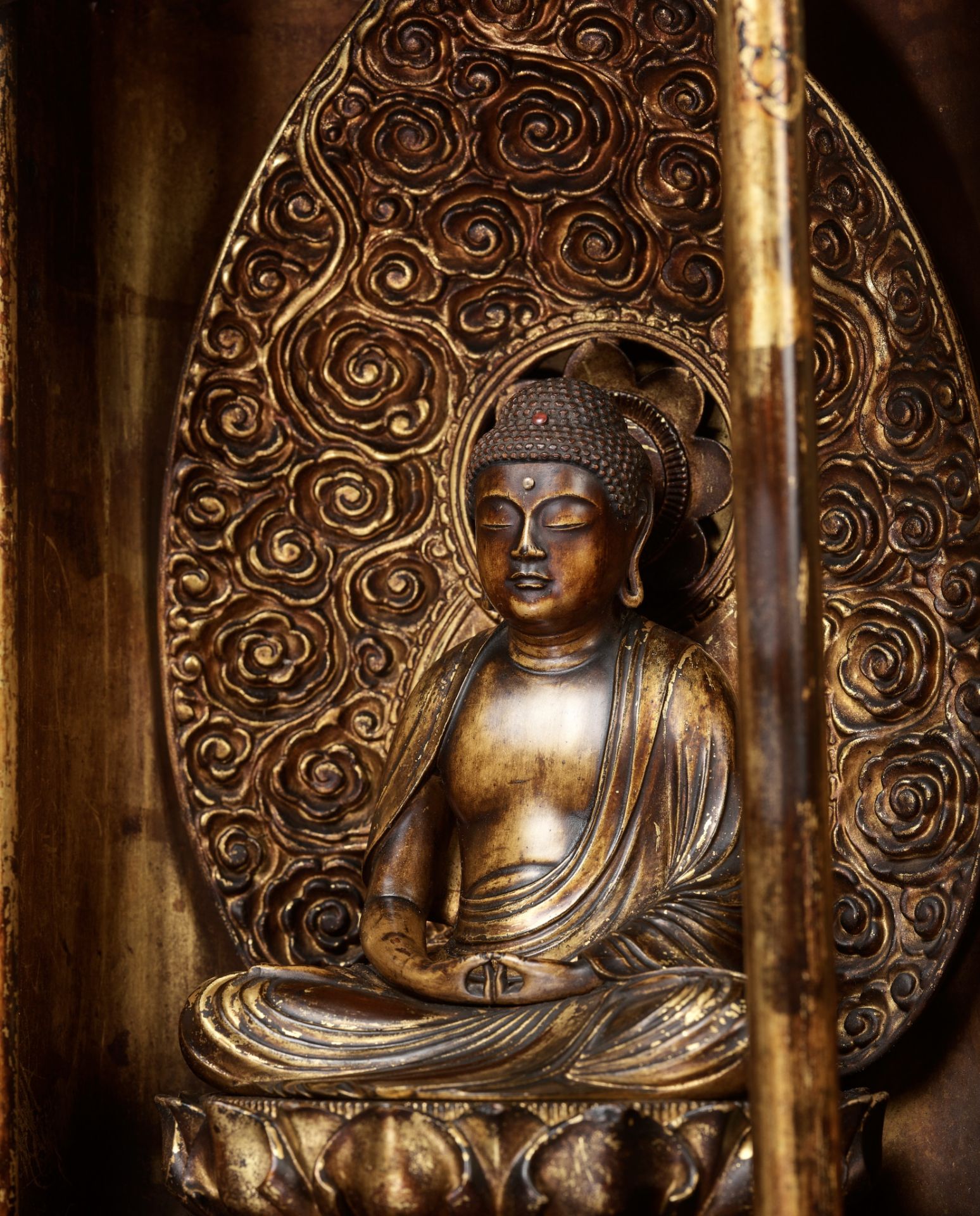 A SUPERB AND LARGE LACQUERED WOOD ZUSHI CONTAINING A GILT WOOD FIGURE OF AMIDA NYORAI - Image 7 of 13