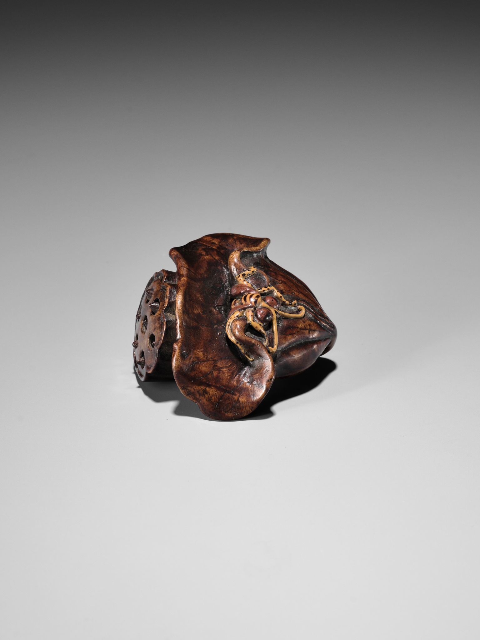 IKKOKUSAI: A RARE TAKAMORIE LACQUERED WOOD NETSUKE OF A WASP AND LOTUS - Image 4 of 7
