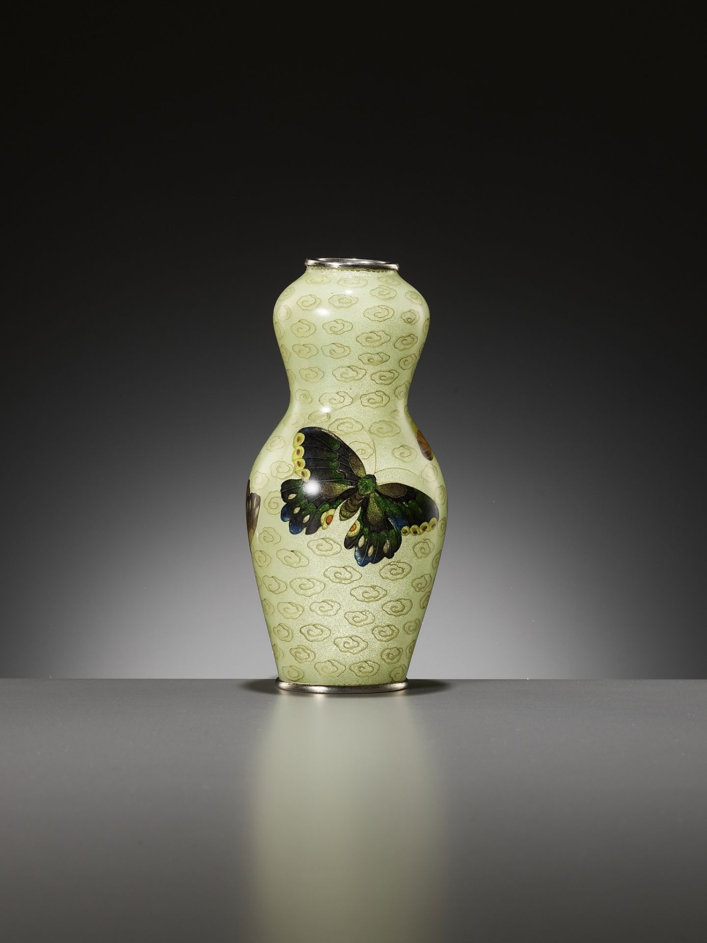 A FINE PLIQUE-Ã€-JOUR VASE WITH BUTTERFLIES - Image 6 of 18