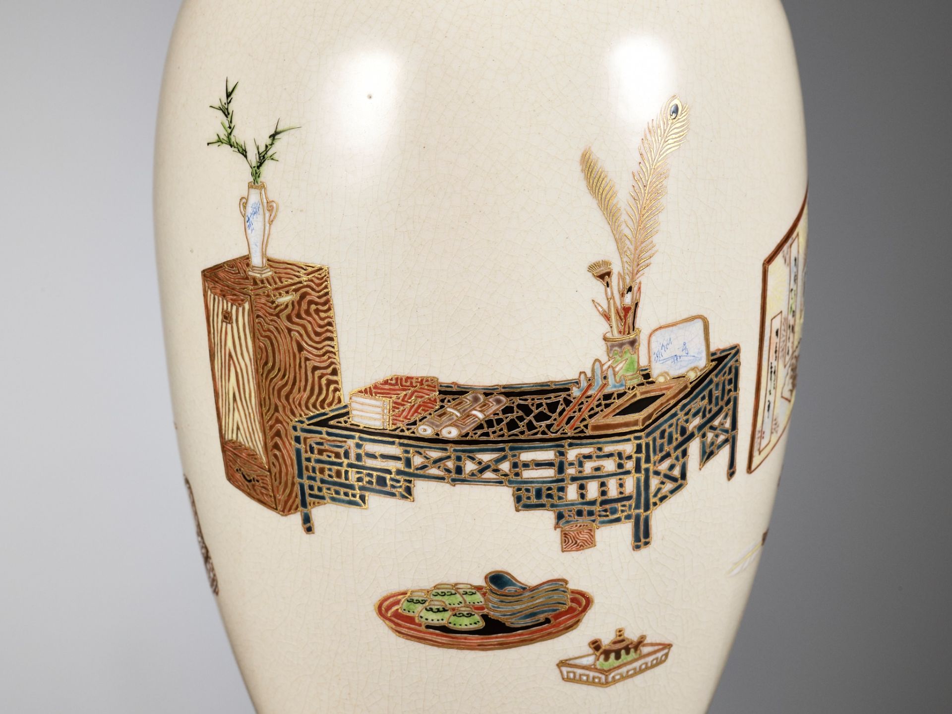 A FINE SATSUMA CERAMIC VASE WITH 'HUNDRED ANTIQUES' DESIGN - Image 2 of 9