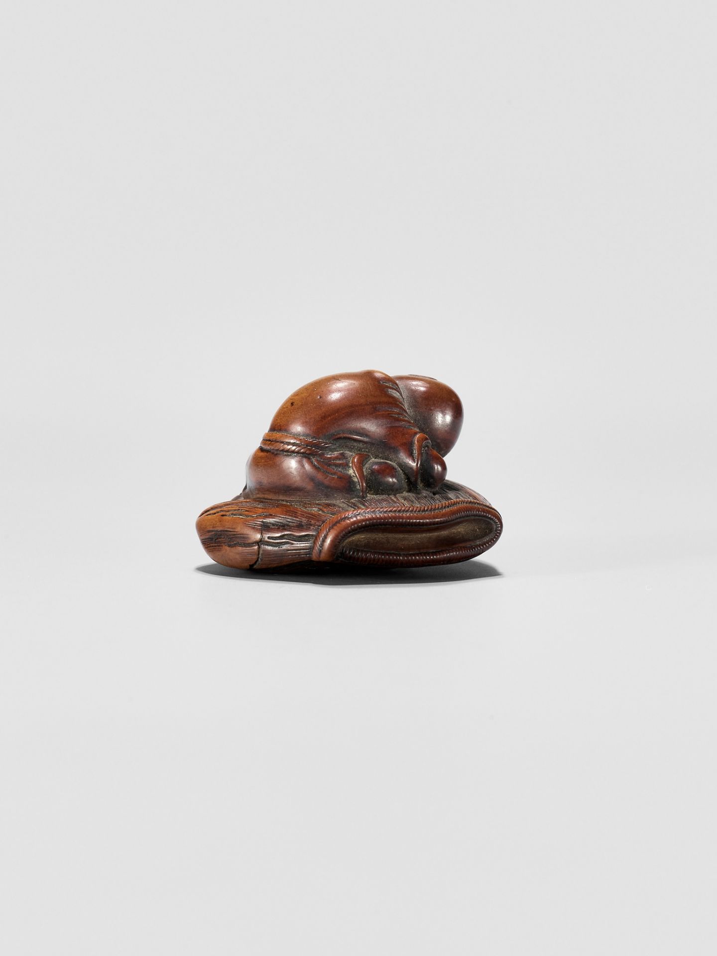 A CHARMING WOOD NETSUKE OF A SLEEPING FARMER - Image 4 of 8